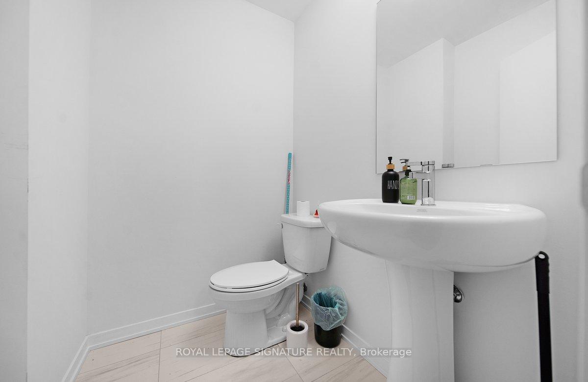 2 Bedrooms Condo at 151 Honeycrisp, Vaughan For sale