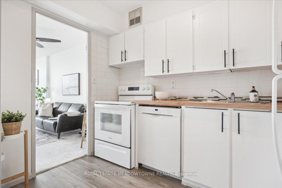 2 Bedrooms Condo at 2665 Windwood, Mississauga For sale