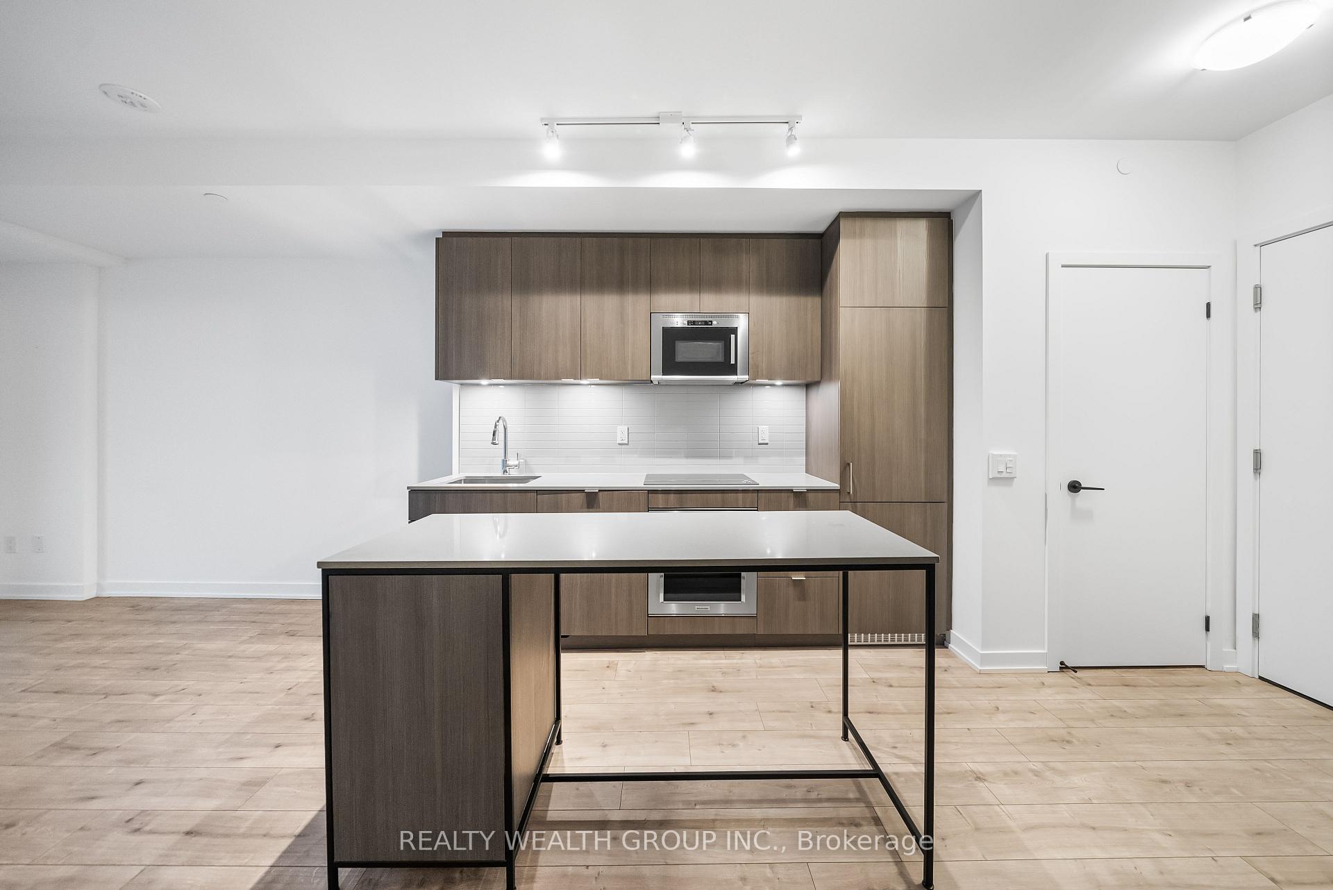 2 Bedrooms Condo at 215 LAKESHORE, Mississauga For sale