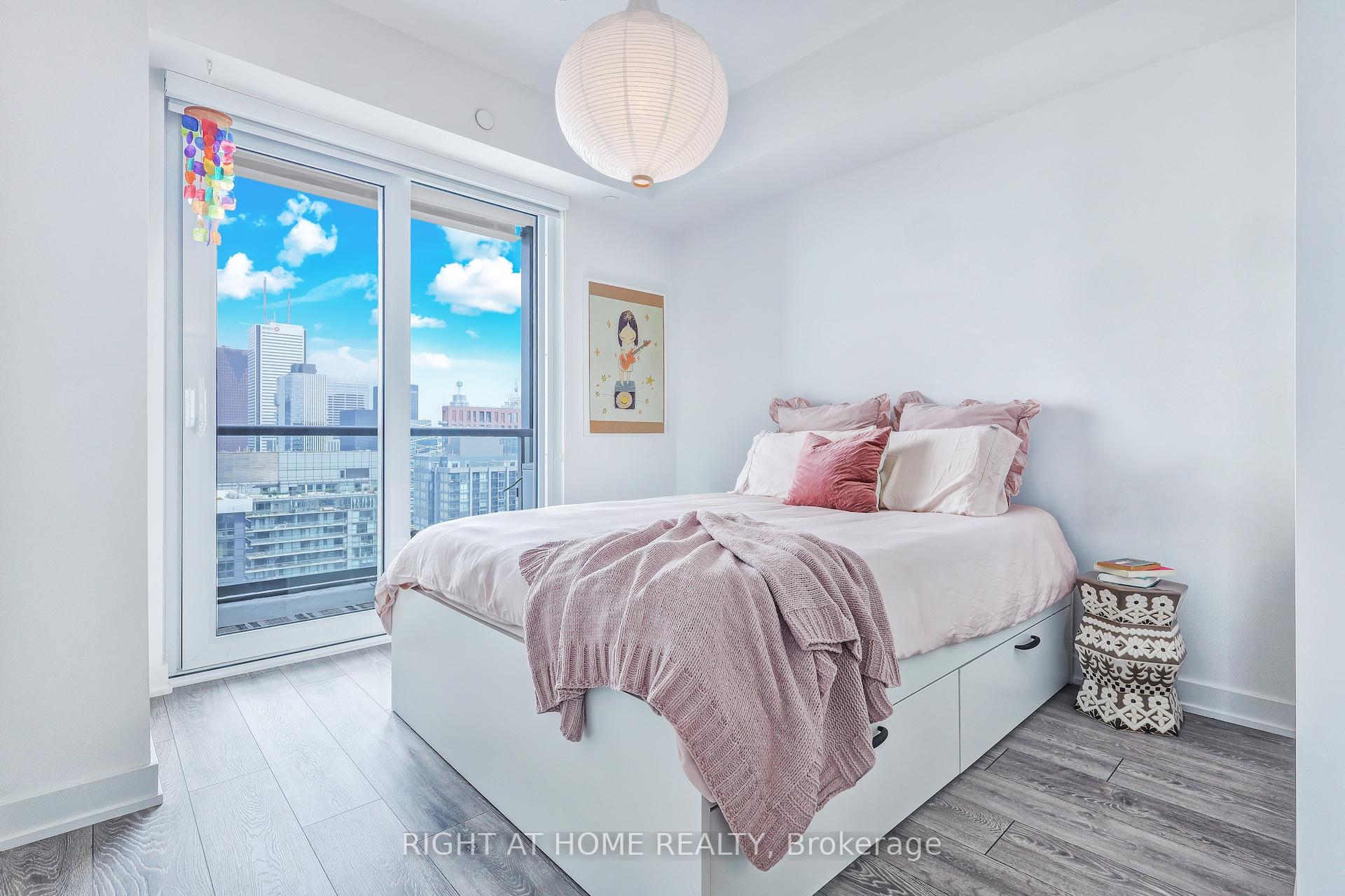 3 Bedrooms Condo at 108 Peter, Toronto For sale