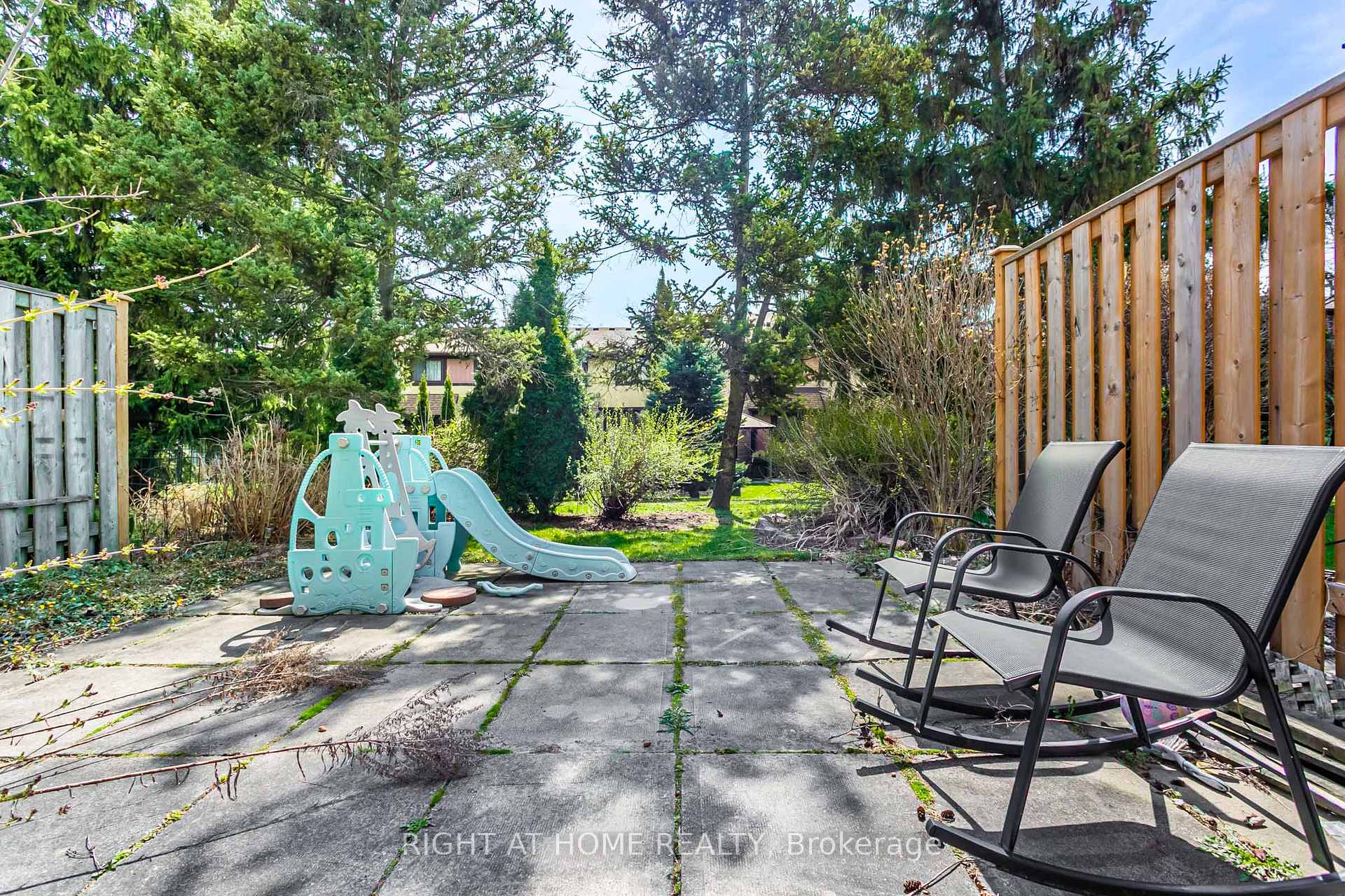 3 Bedrooms Condo at 3345 Silverado, Mississauga For sale