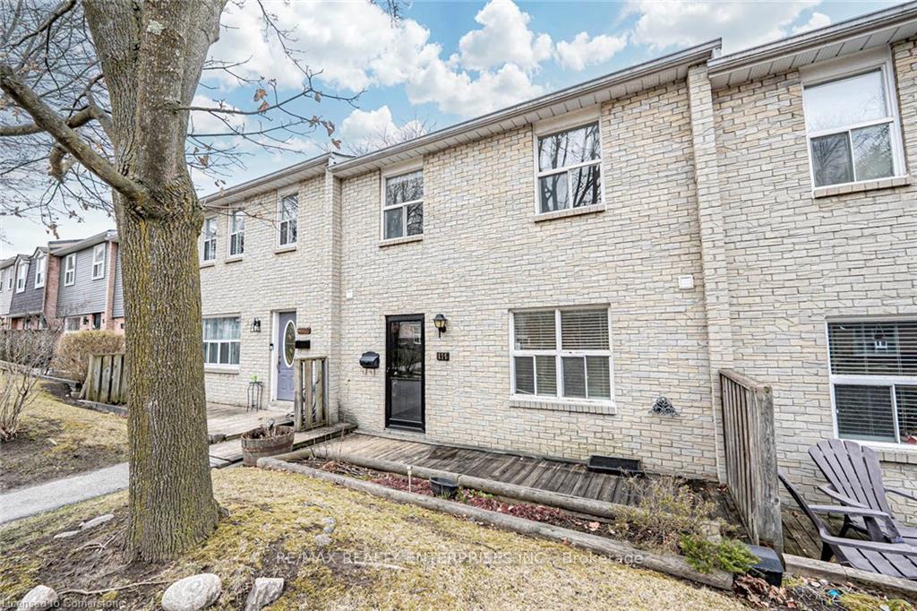 4 Bedrooms Condo at 1050 Shawnmarr, Mississauga For sale