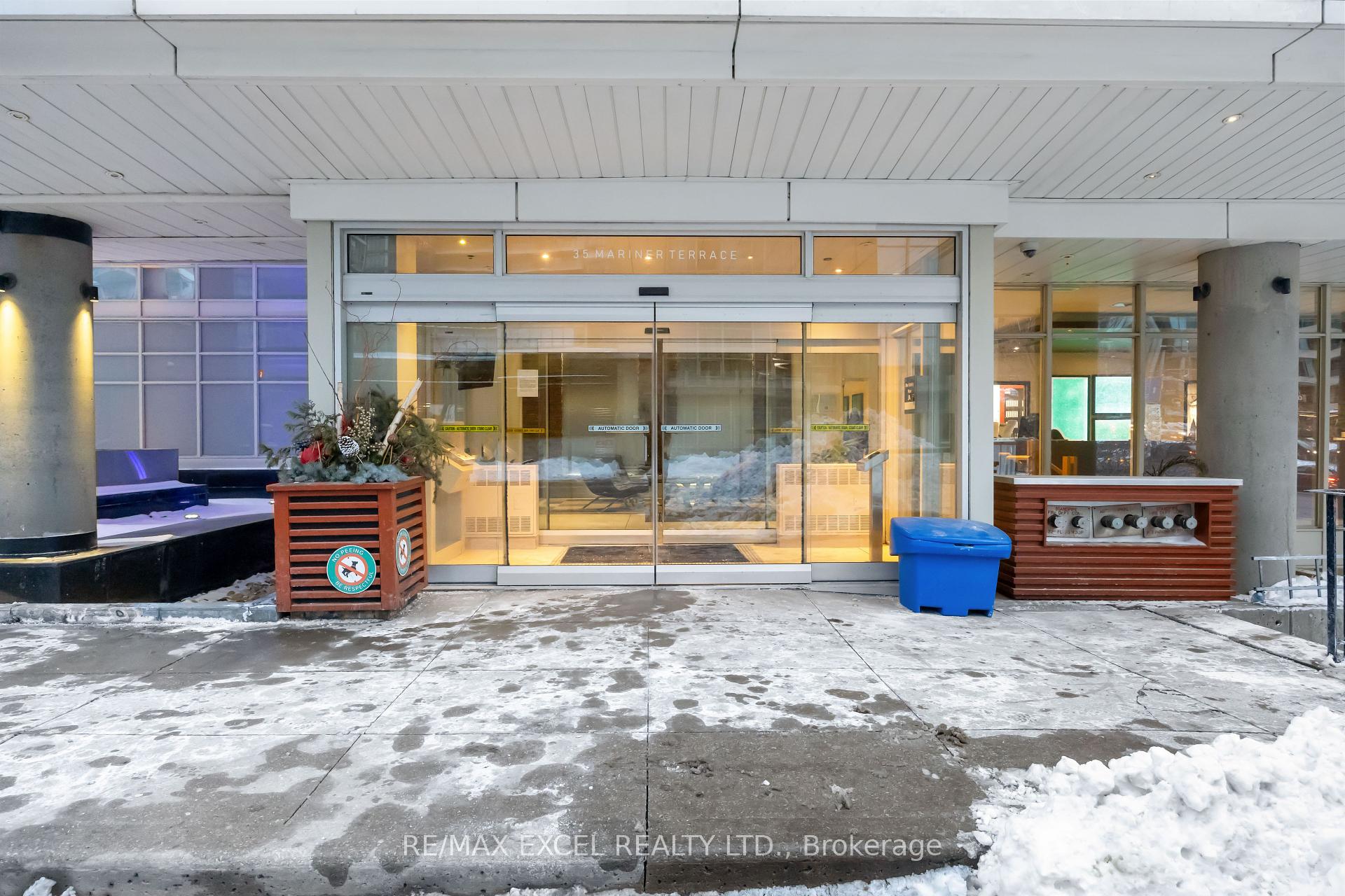 2 Bedrooms Condo at 35 Mariner, Toronto For sale