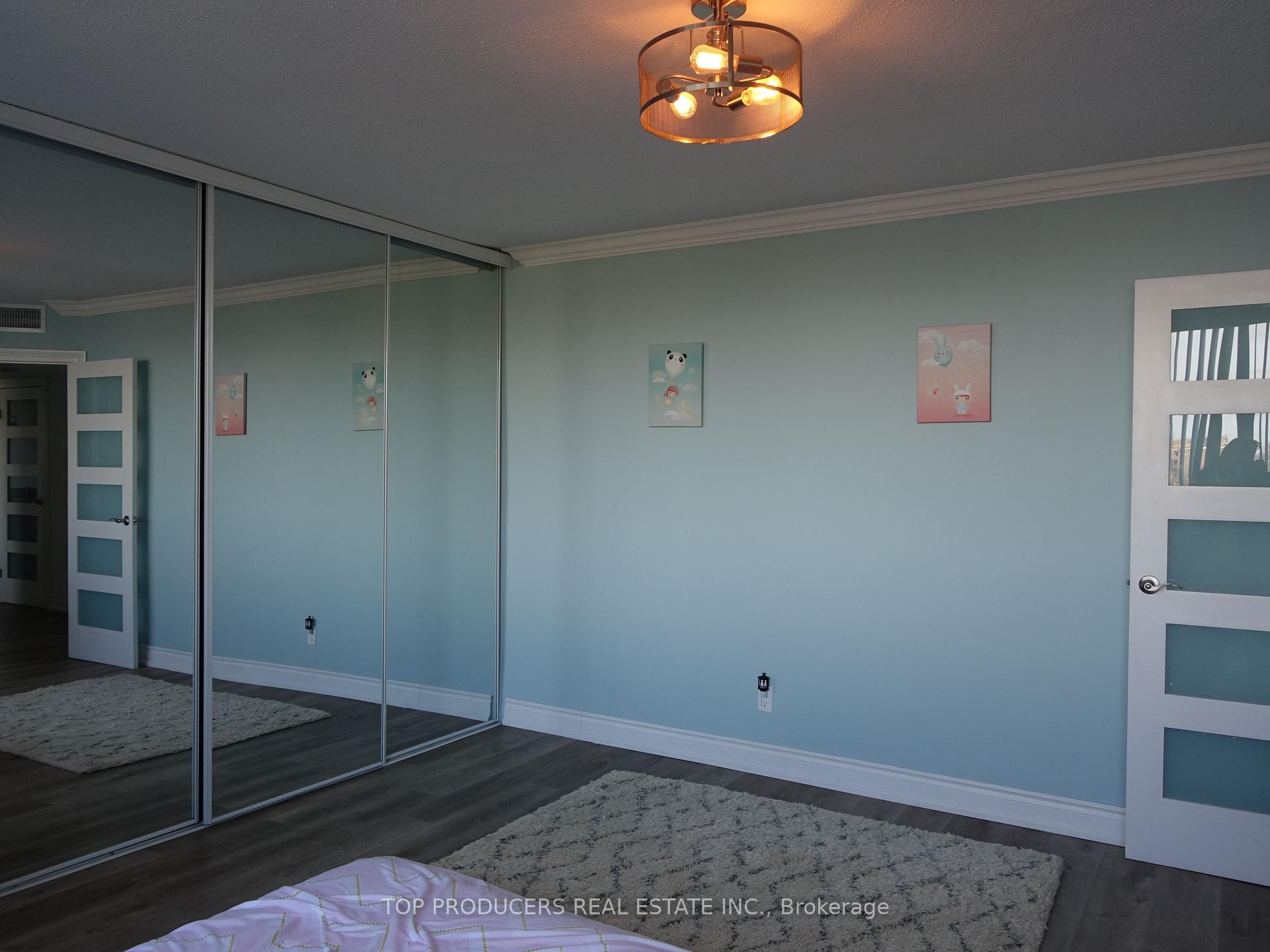 2 Bedrooms Condo at 1333 Bloor,  Mississauga For sale