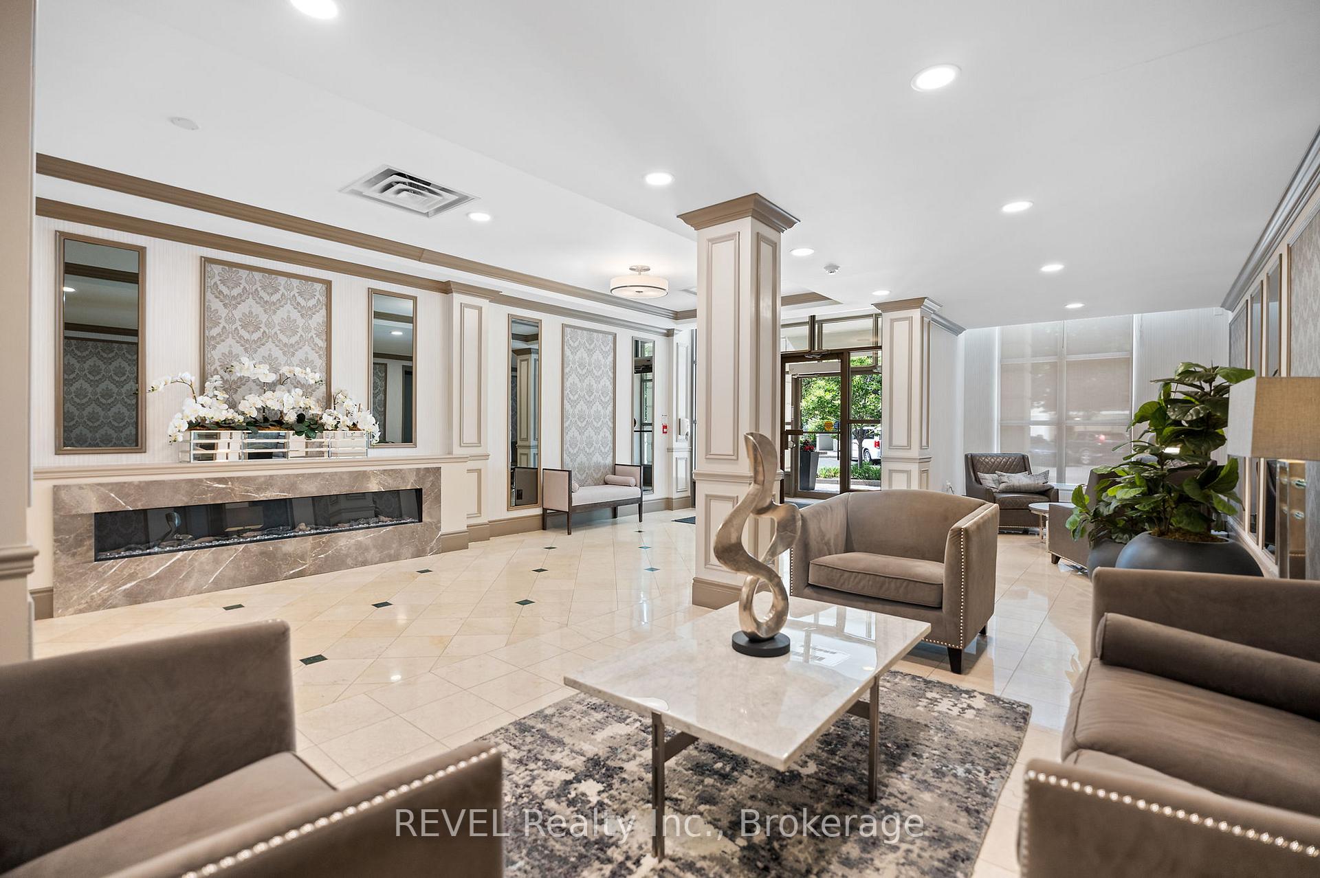 2 Bedrooms Condo at 442 Maple, Burlington For sale