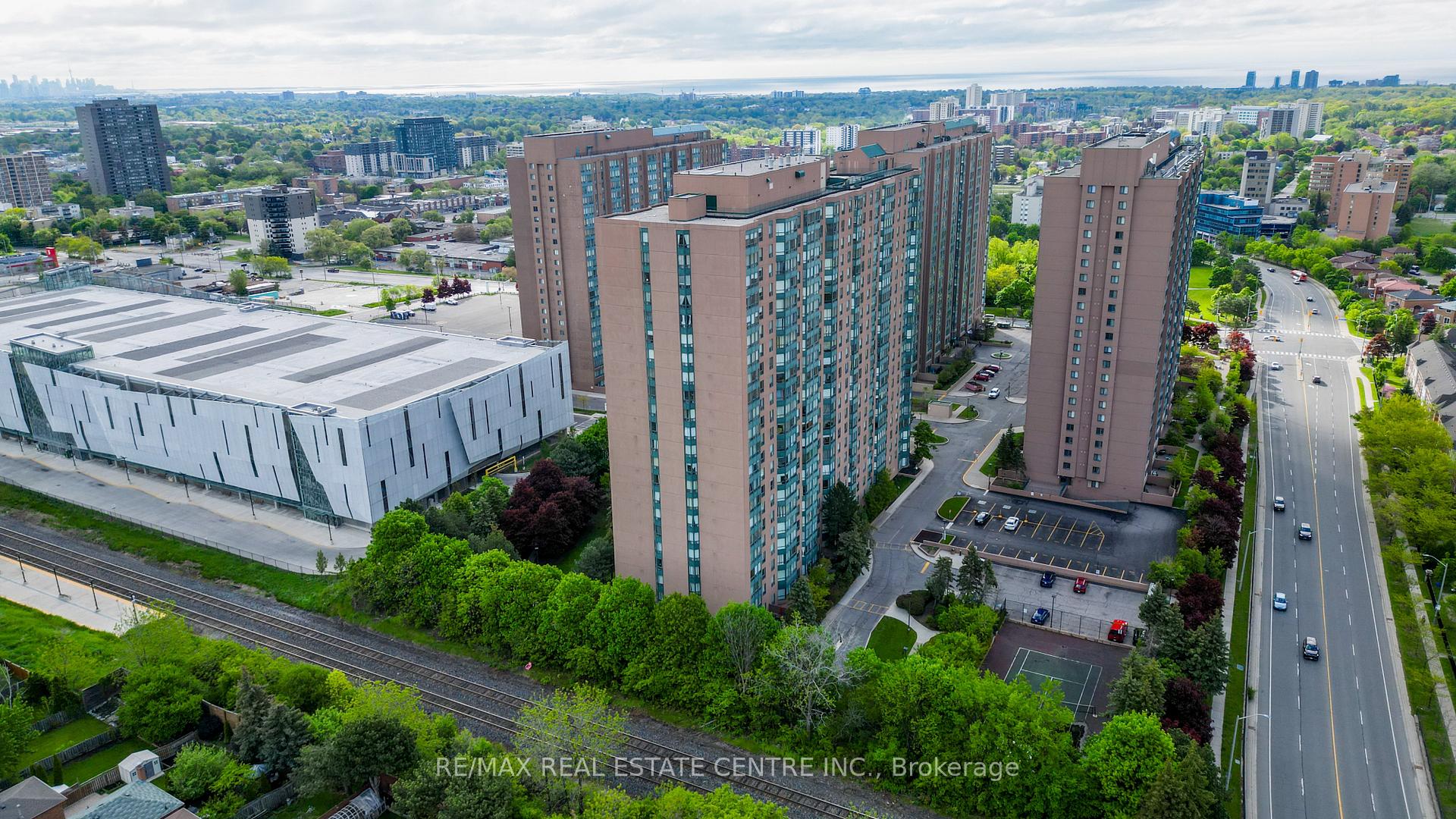 2 Bedrooms Condo at 135 Hillcrest, Mississauga For sale