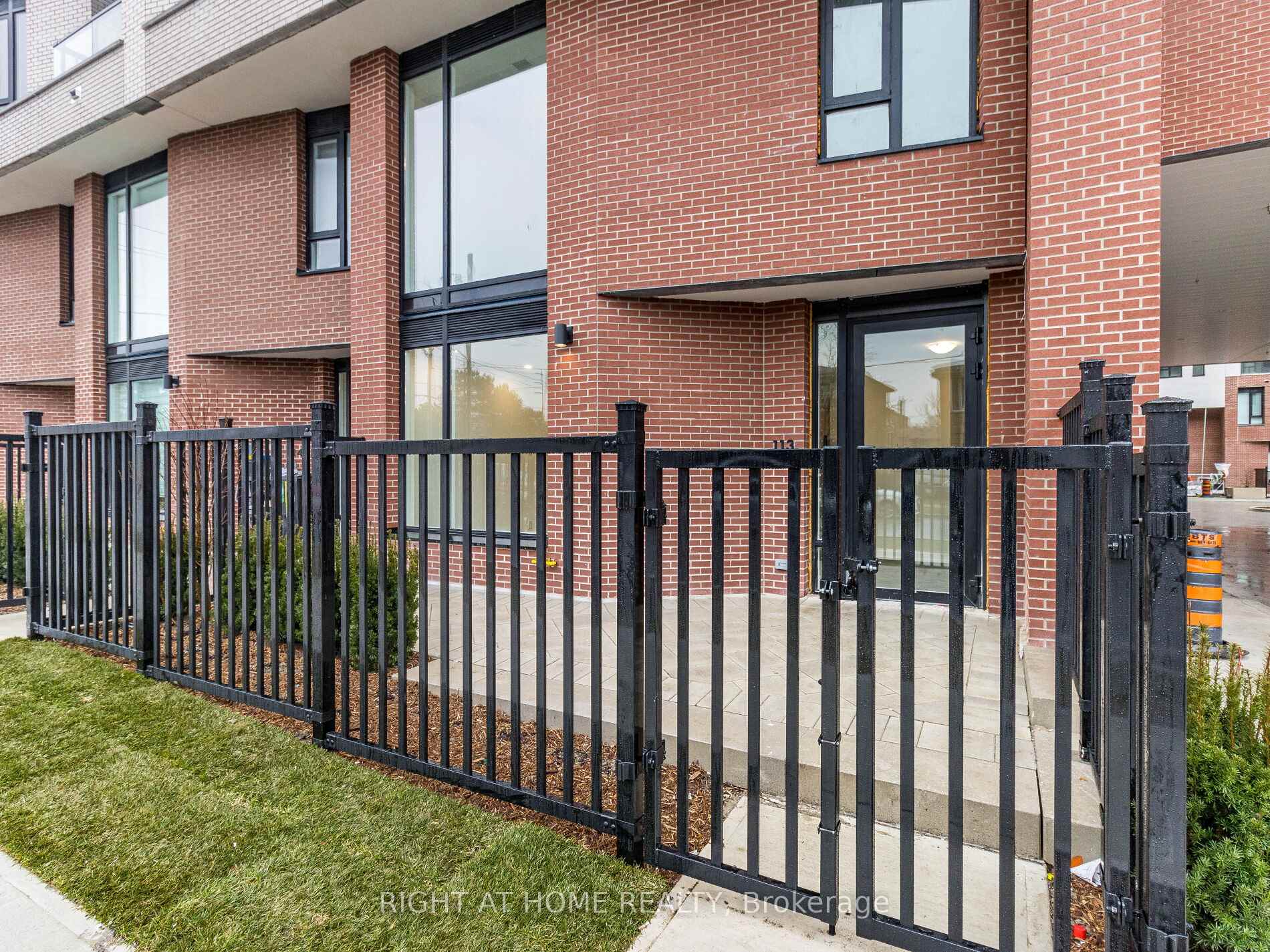 2 Bedrooms Condo at 5 maryport, Toronto For sale
