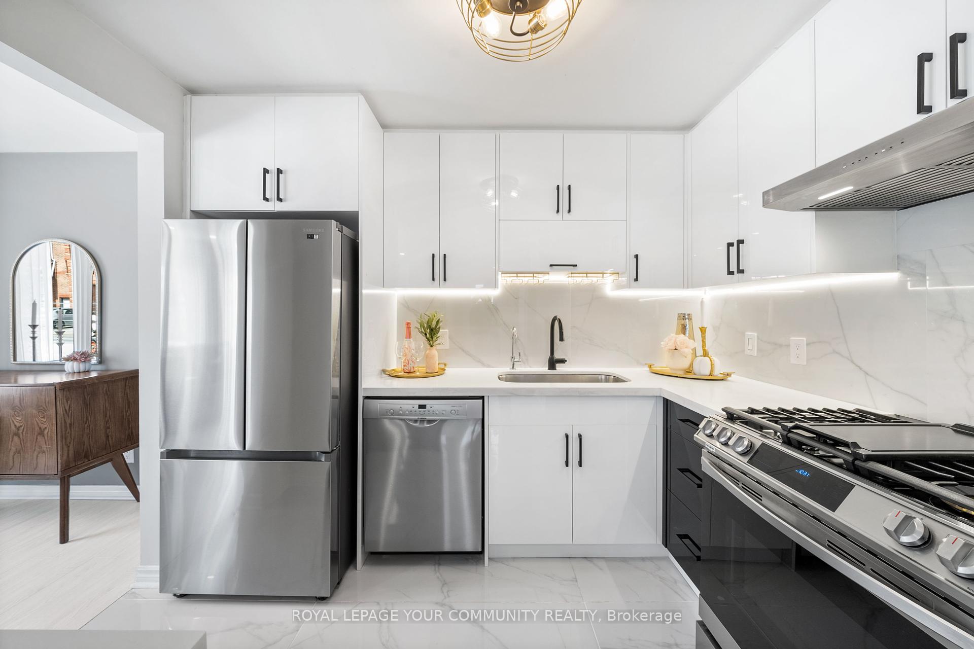 3 Bedrooms Condo at 151 Townsgate,  Vaughan For sale