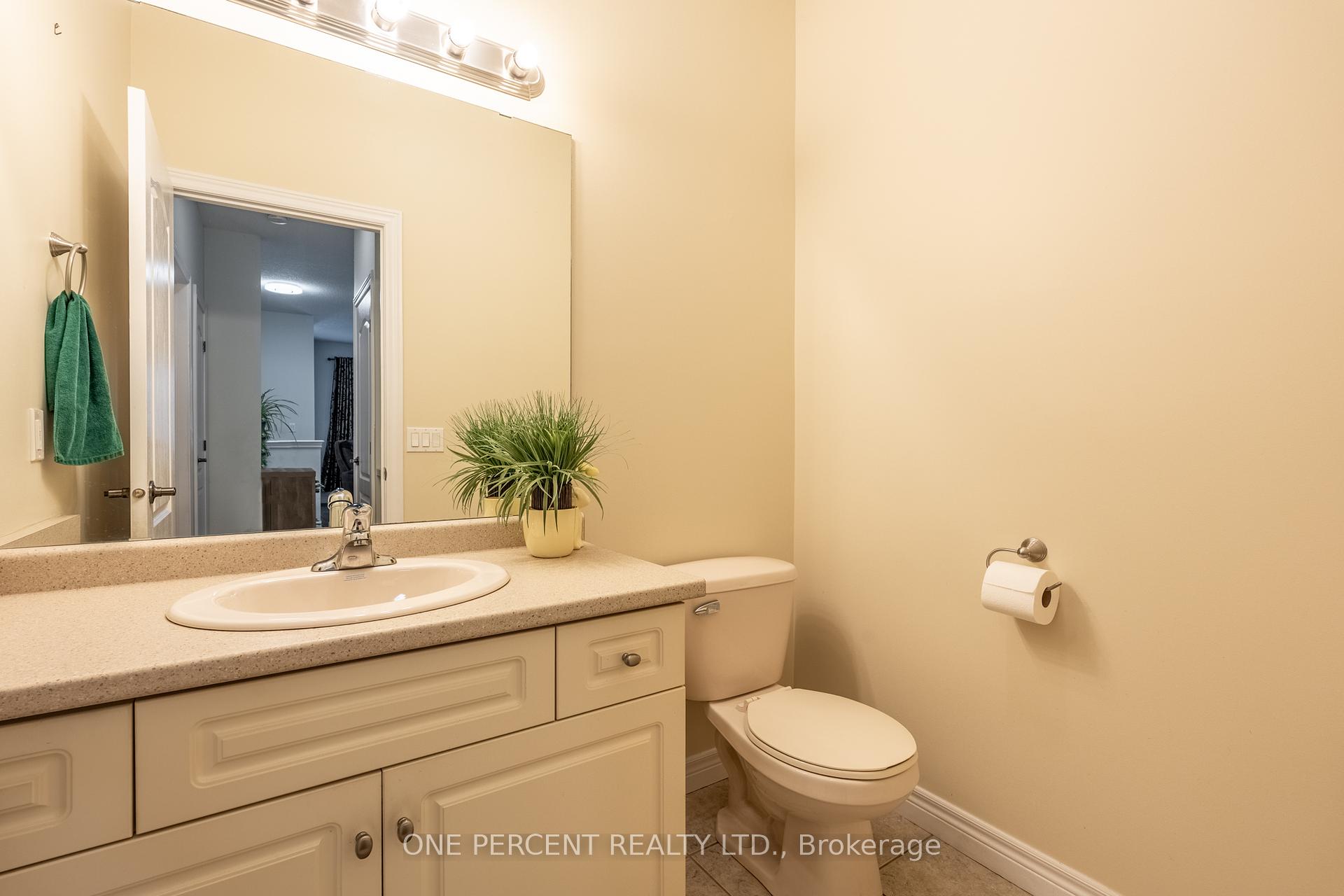 2 Bedrooms Condo at 21 Stickland, Hamilton For sale