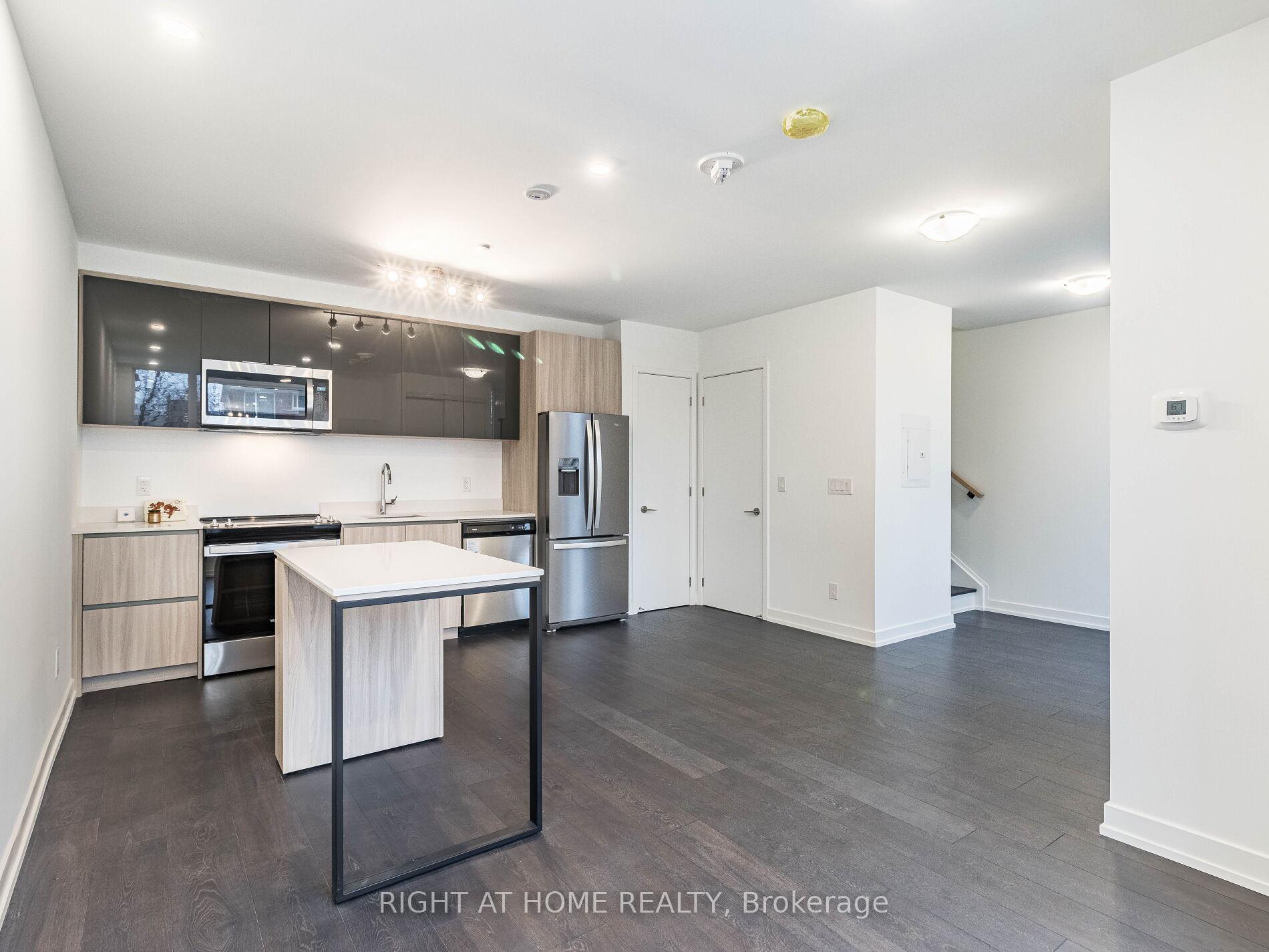 2 Bedrooms Condo at 5 maryport, Toronto For sale