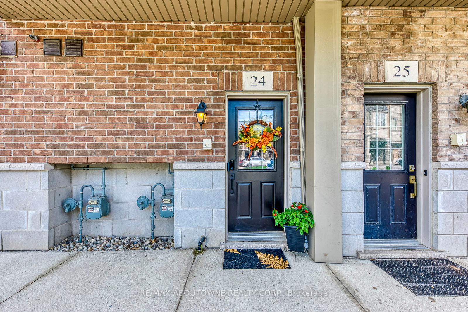 2 Bedrooms Condo at 1401 Plains, Burlington For sale