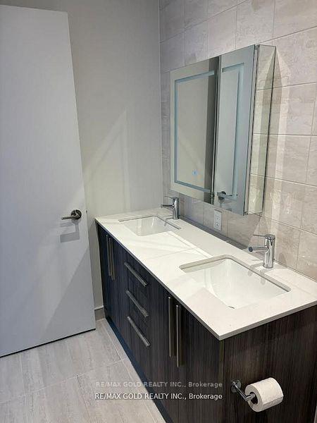 2 Bedrooms Condo at 8 Cumberland, Toronto For sale