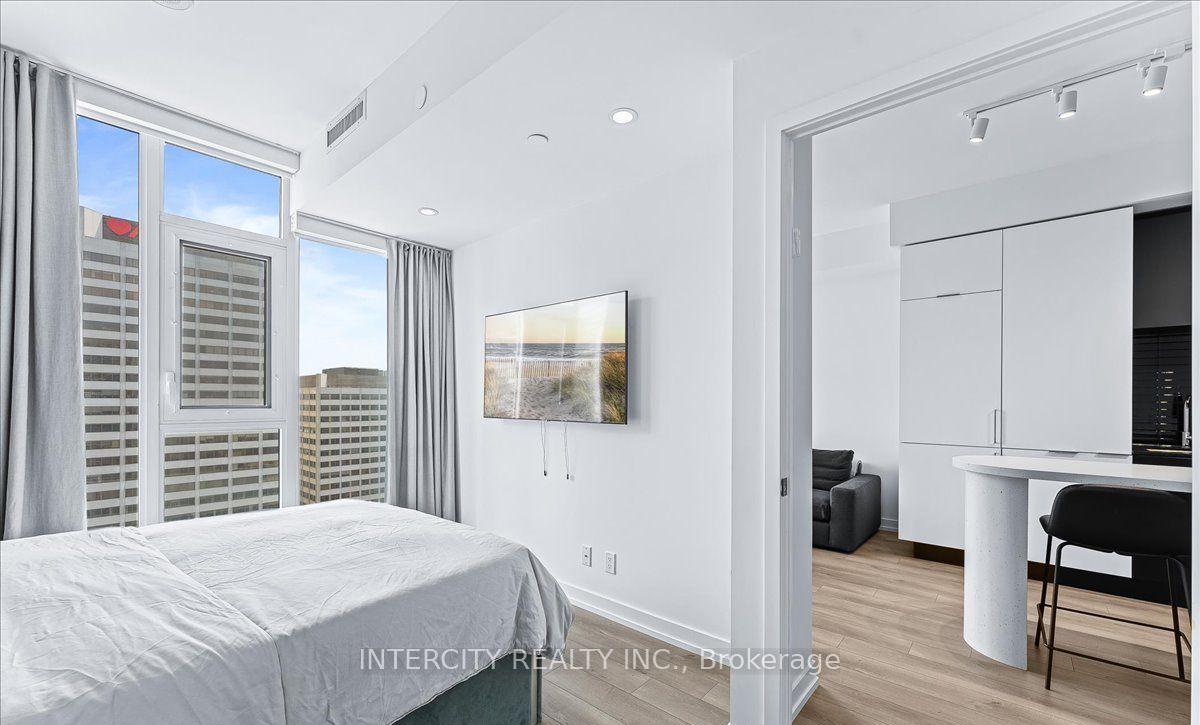3 Bedrooms Condo at 33 Helendale, Toronto For sale