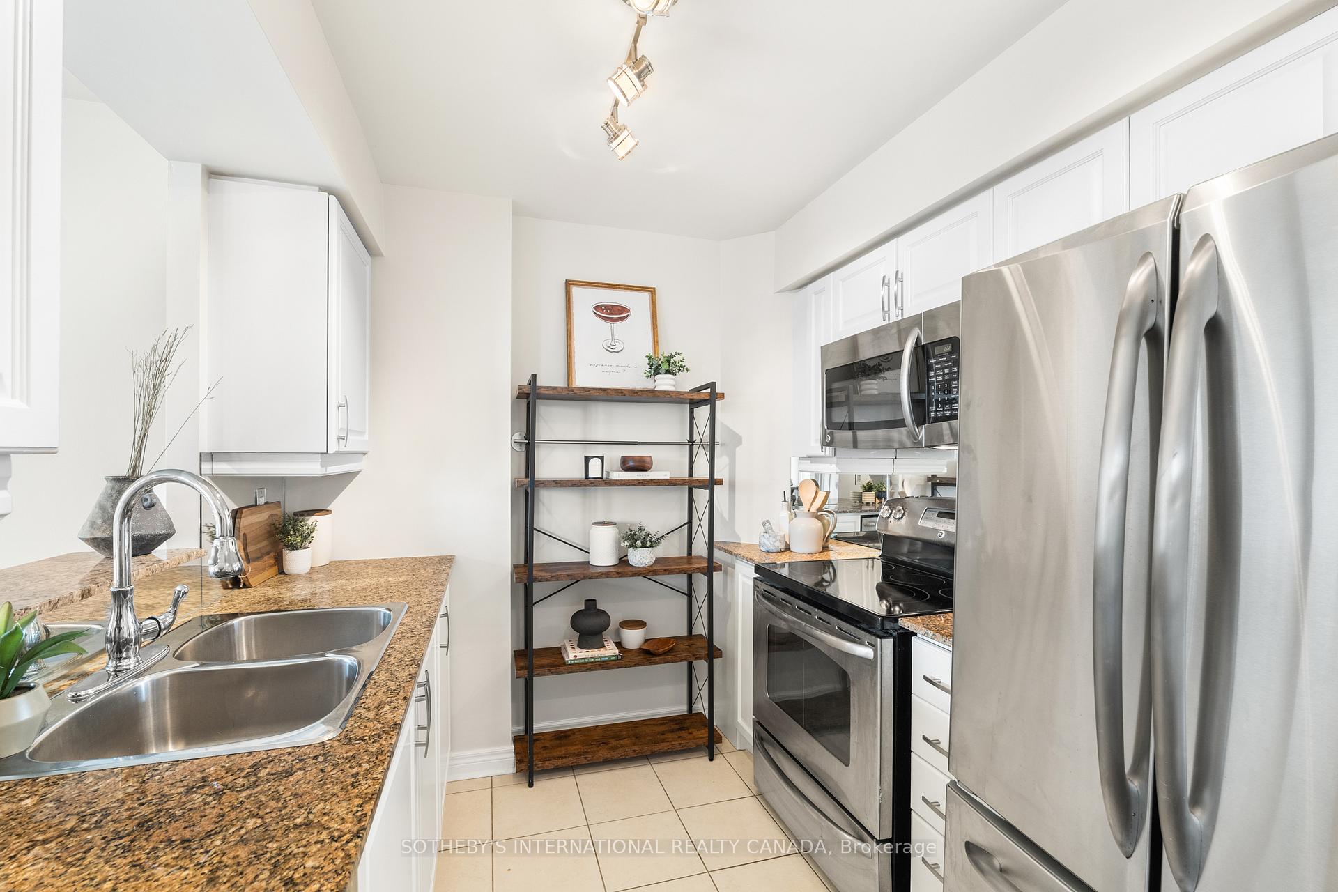 2 Bedrooms Condo at 40 Old Mill, Oakville For sale