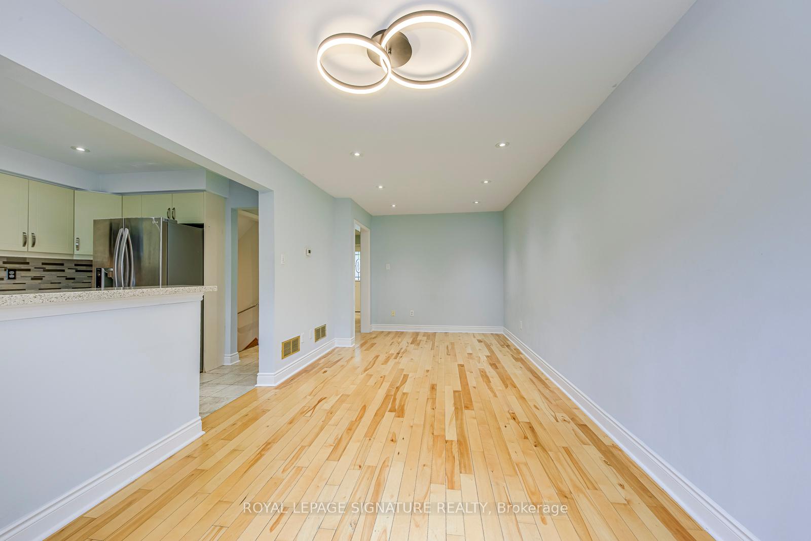 3 Bedrooms Condo at 5659 Glen Erin, Mississauga For sale