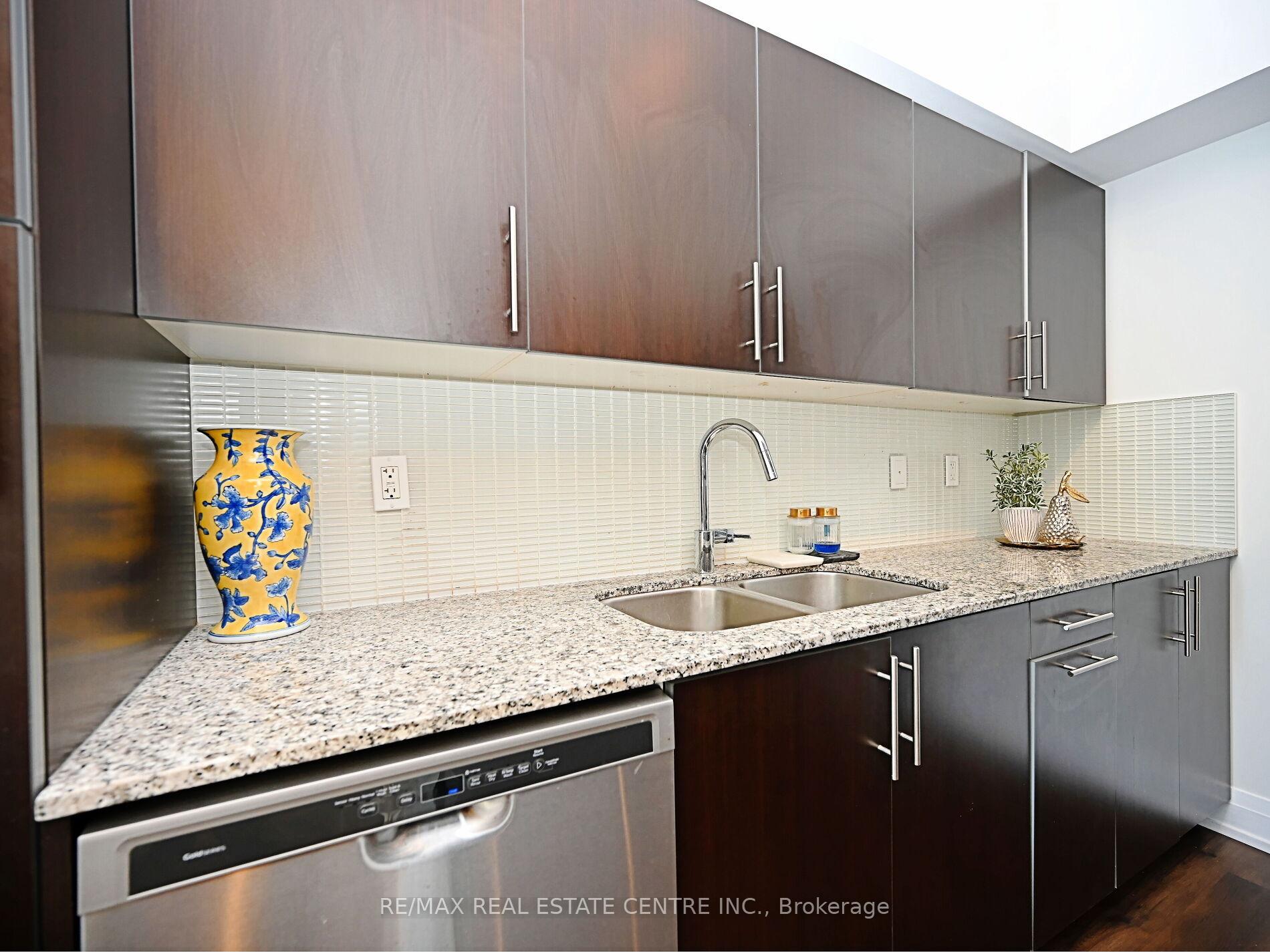 2 Bedrooms Condo at 65 Speers, Oakville For sale