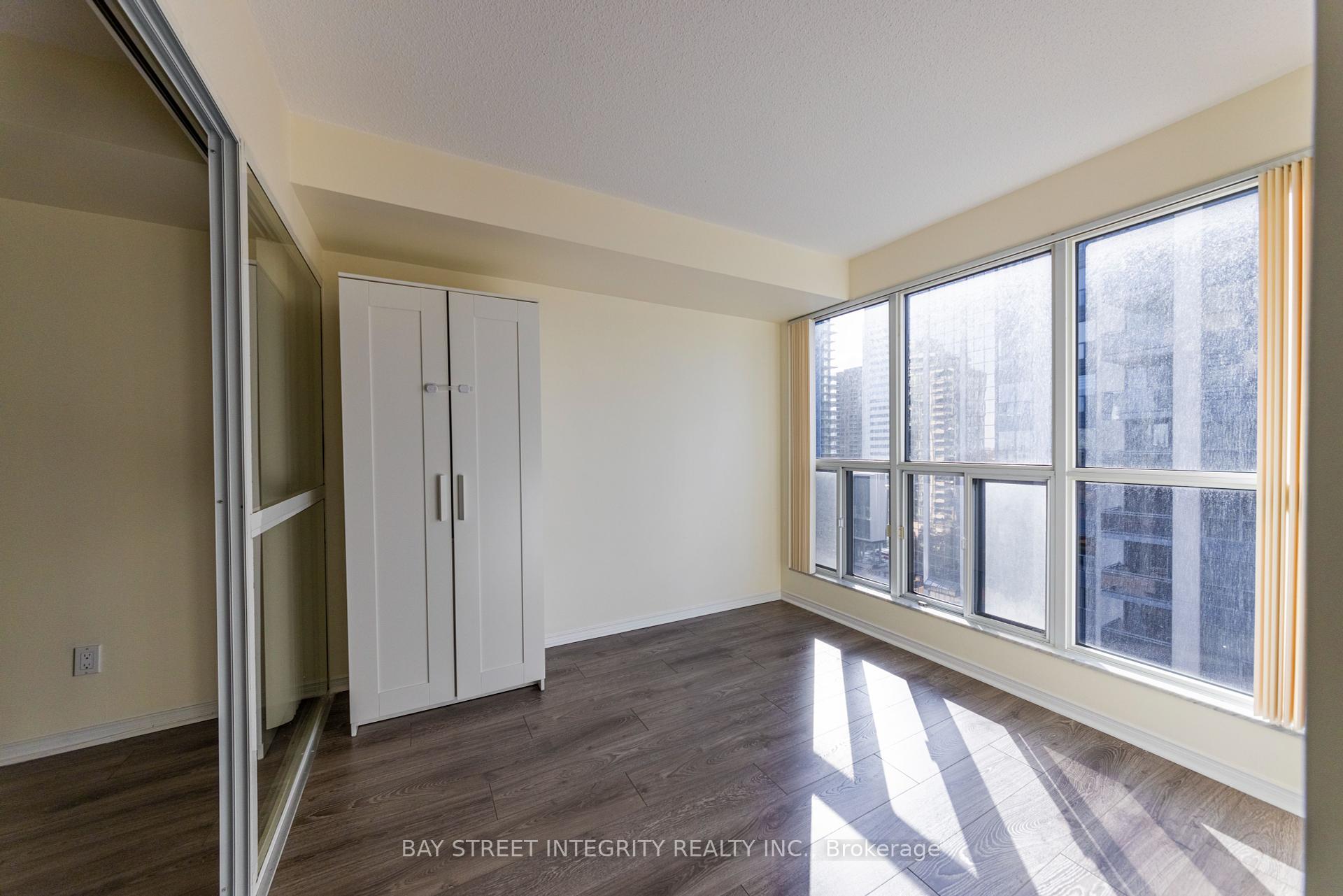 2 Bedrooms Condo at 28 Hollywood, Toronto For sale