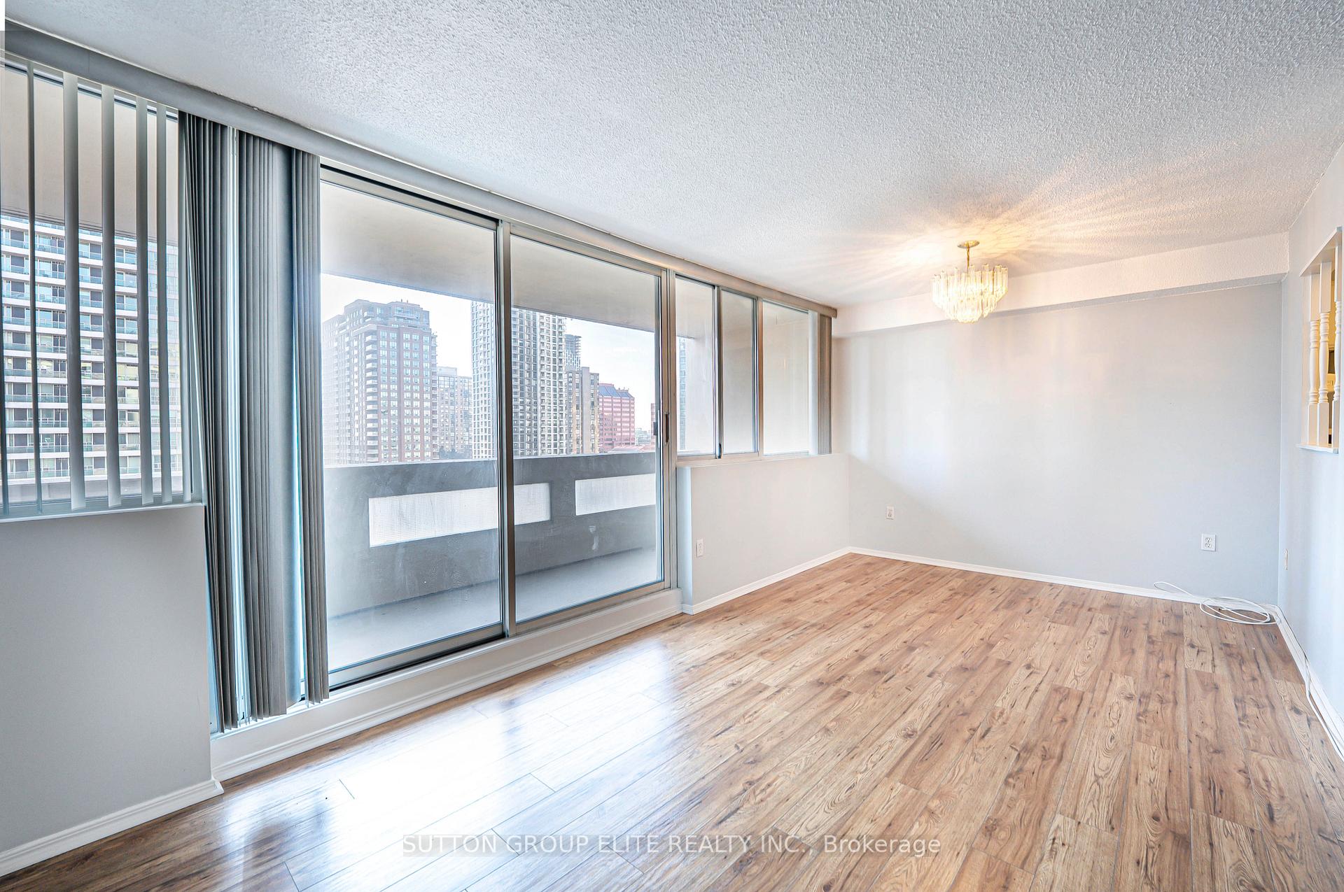3 Bedrooms Condo at 3590 Kaneff,  Mississauga For sale