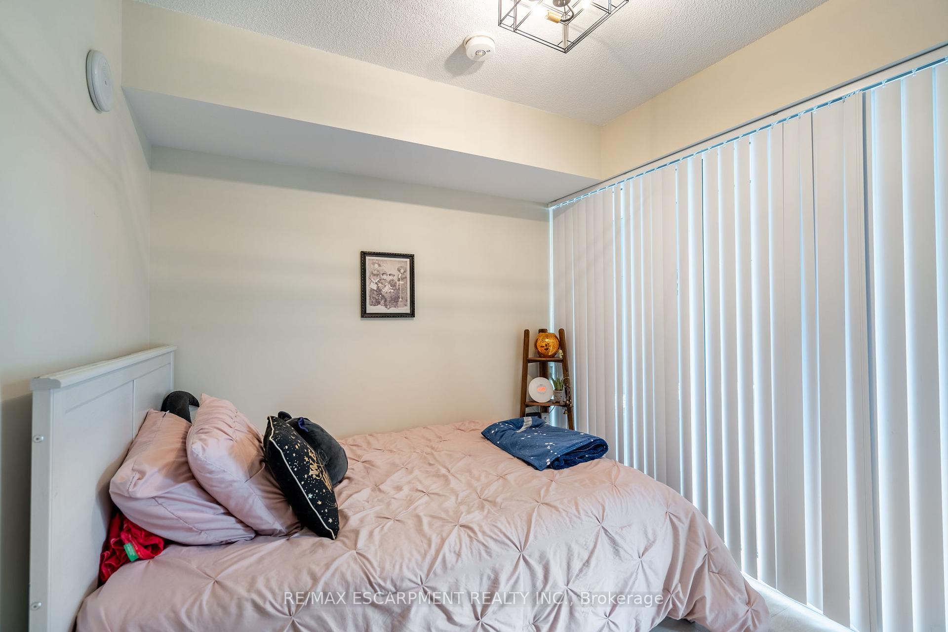2 Bedrooms Condo at 1119 COOKE, Burlington For sale