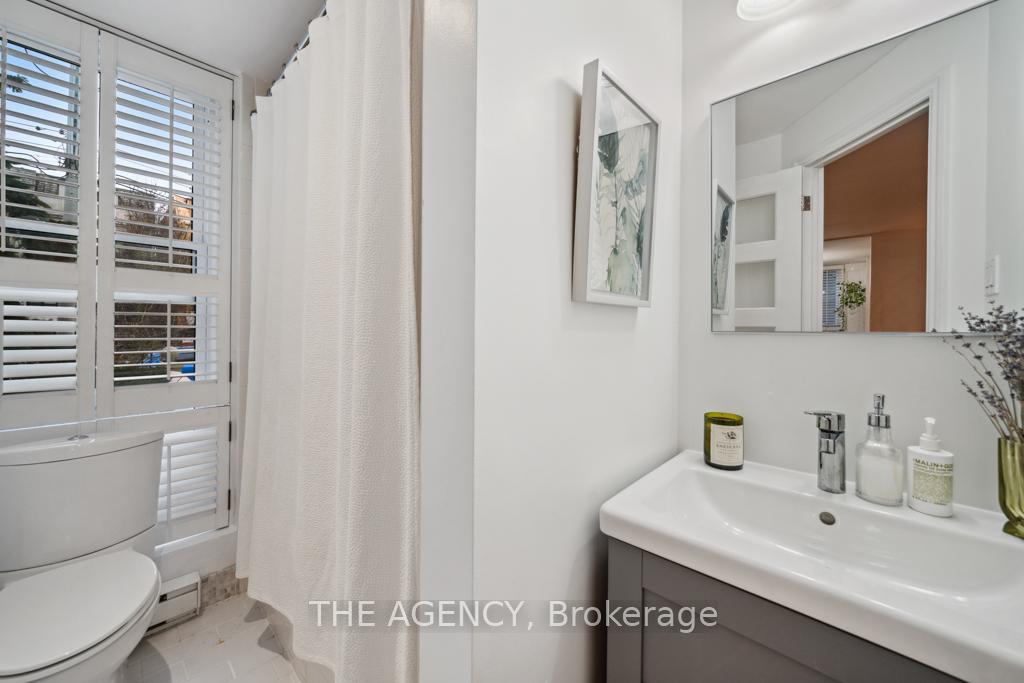 2 Bedrooms Condo at 105 Heath, Toronto For sale