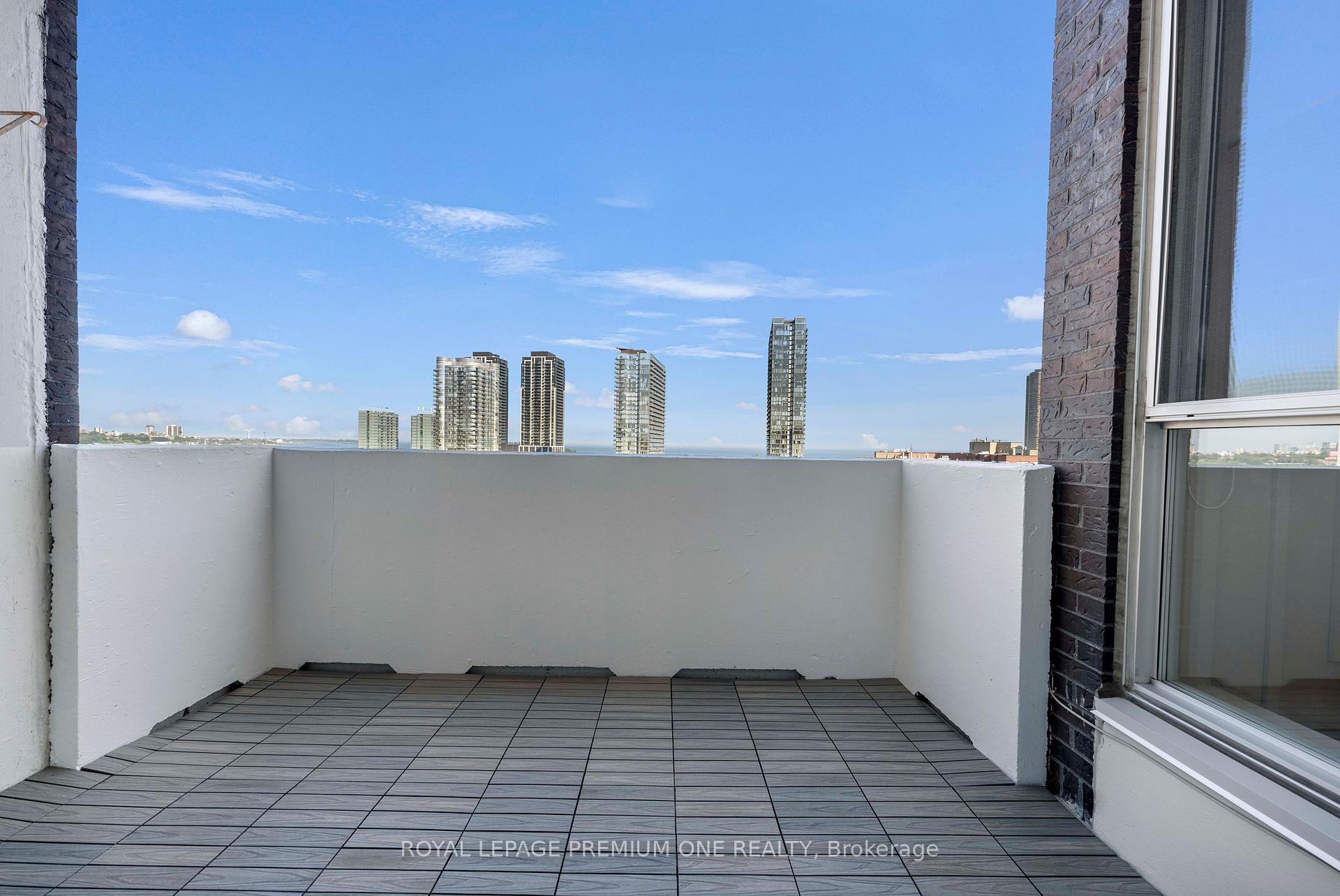 3 Bedrooms Condo at 60 Southport, Toronto For sale