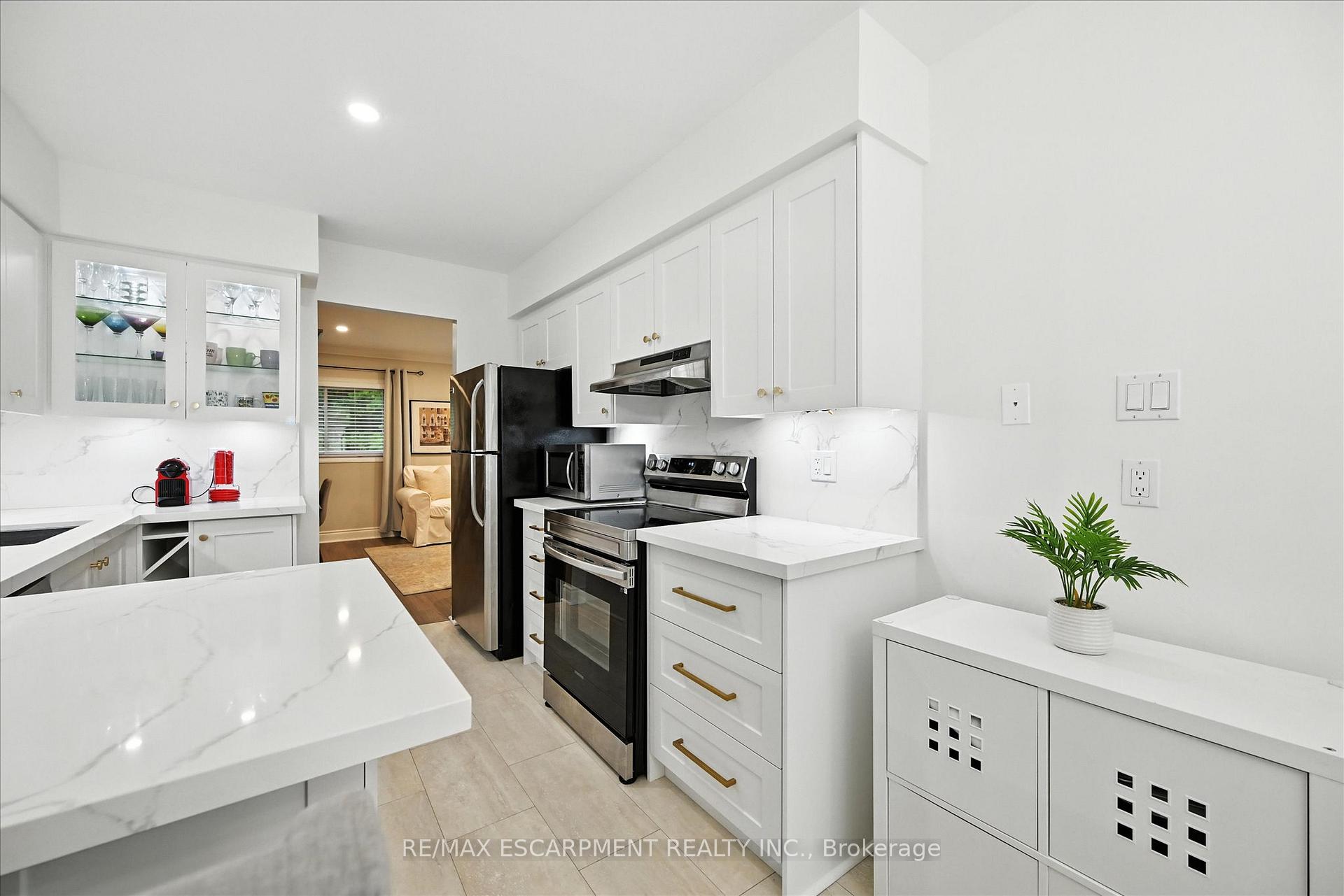 3 Bedrooms Condo at 2110 CLEAVER, Burlington For sale