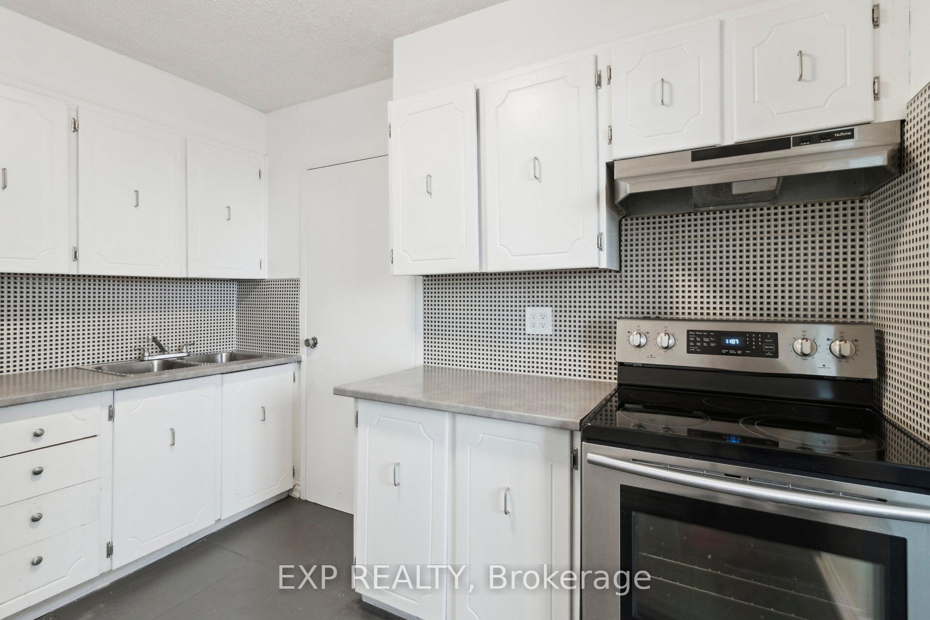 3 Bedrooms Condo at 5 Parkway Forest, Toronto For sale