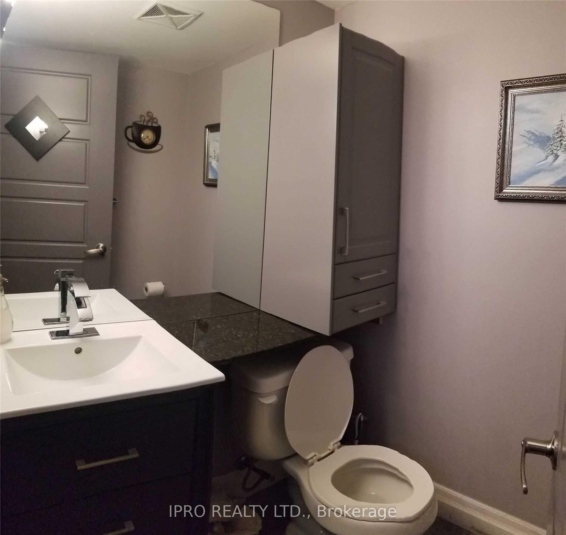 3 Bedrooms Condo at 1040 The Queensway,  Toronto For sale