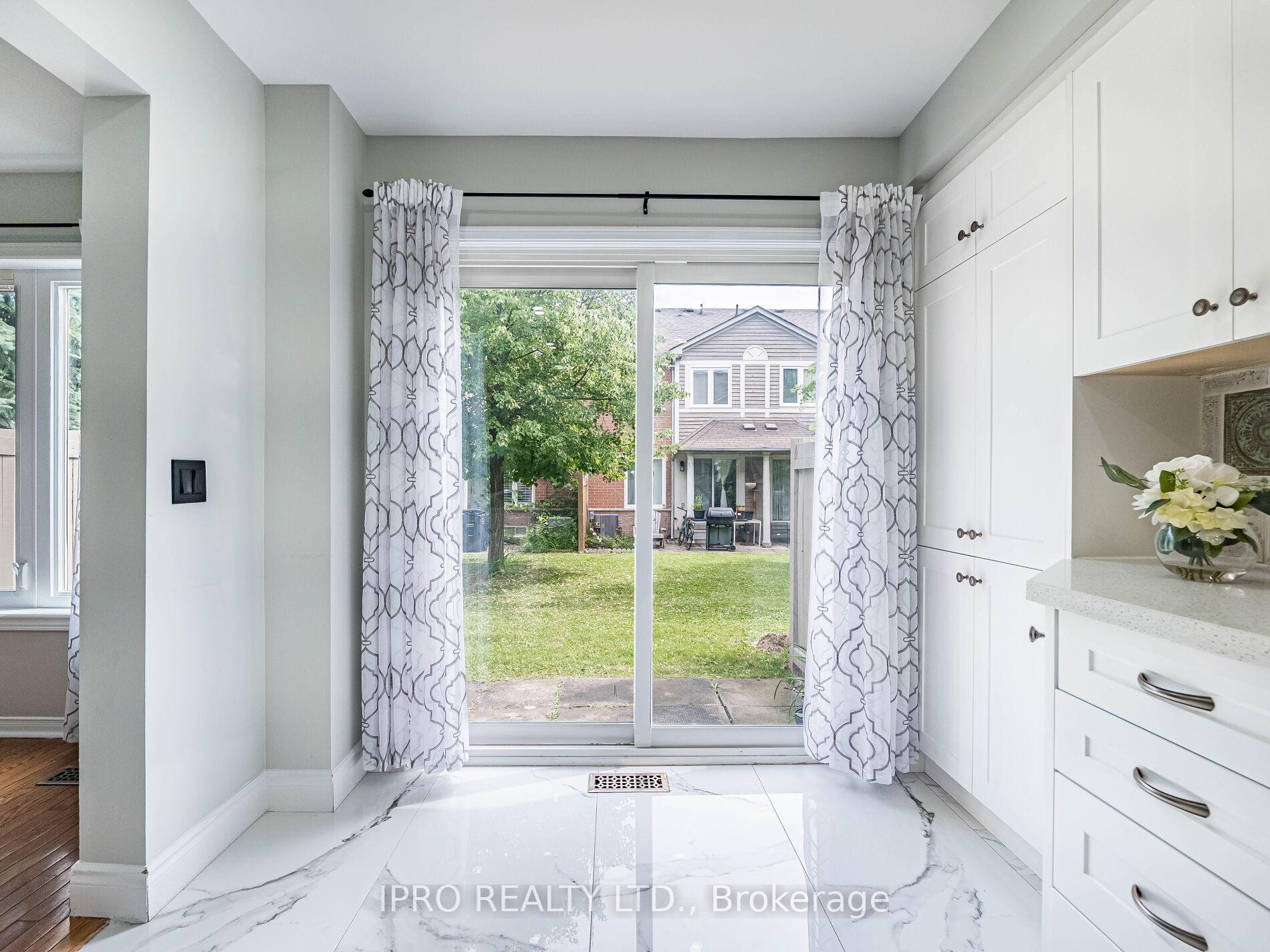 4 Bedrooms Condo at 833 Scollard, Mississauga For sale