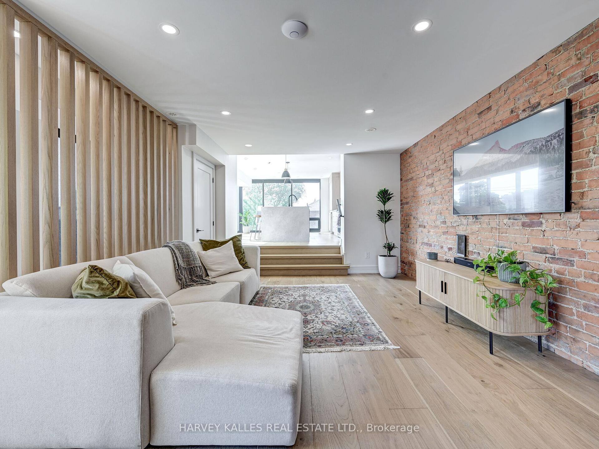 885 Dundas Street W Upper