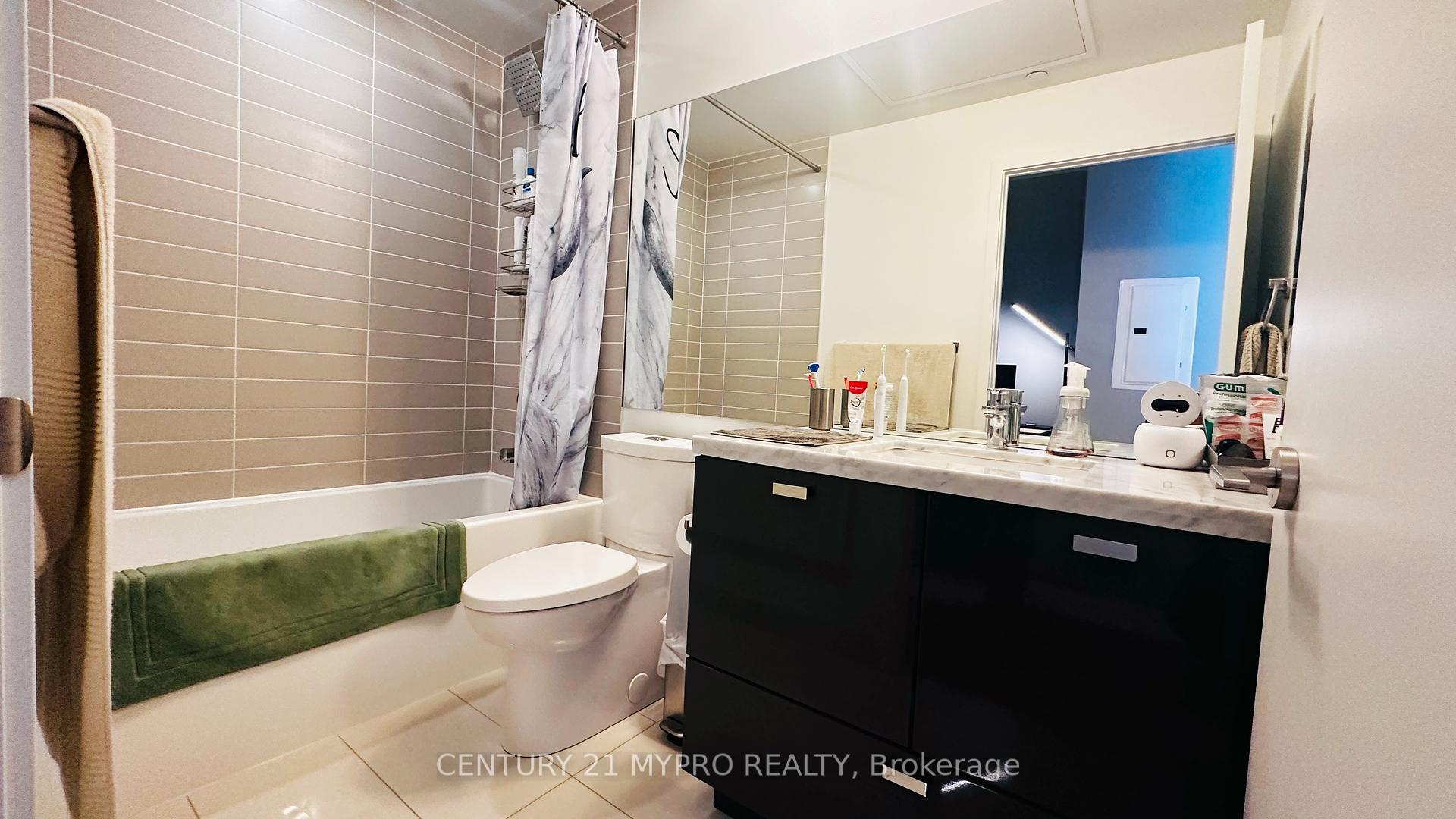 2 Bedrooms Condo at 290 Adelaide,  Toronto For sale
