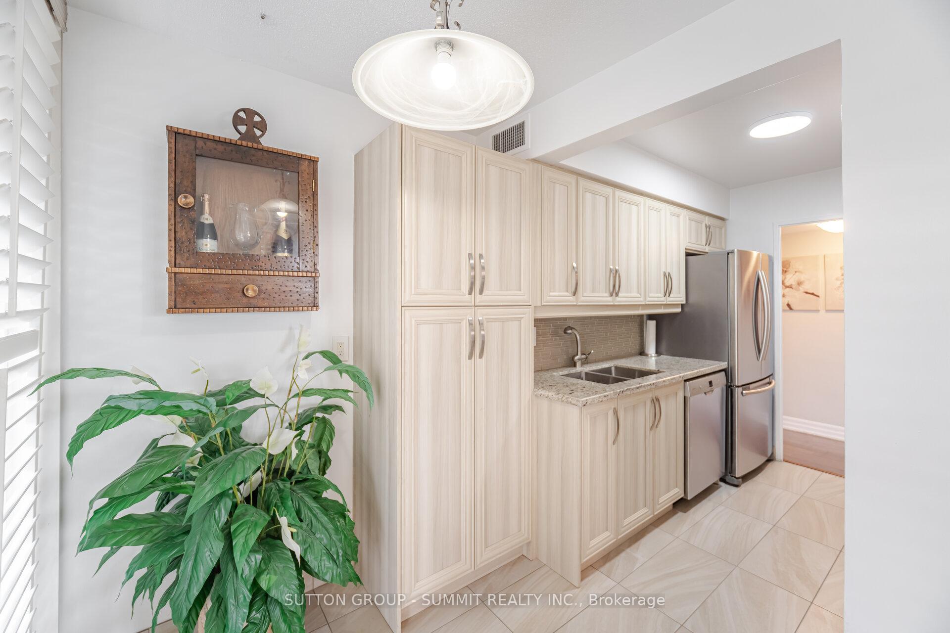 3 Bedrooms Condo at 1333 Bloor, Mississauga For sale