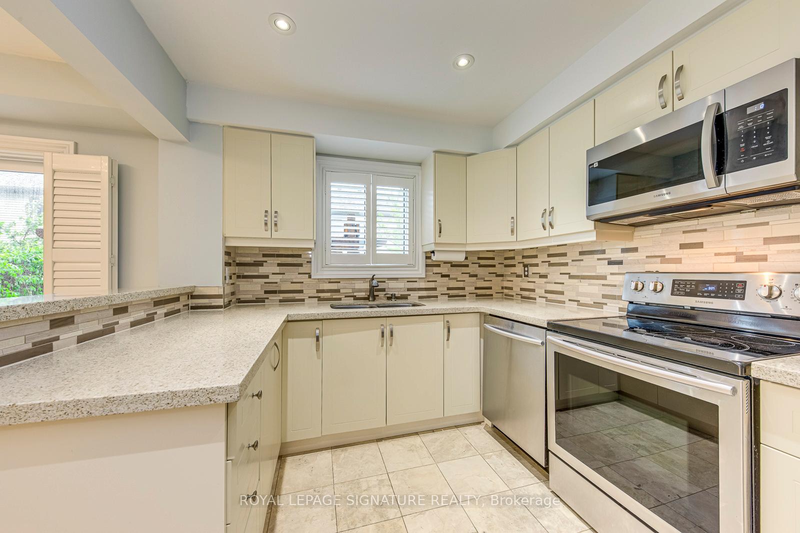 3 Bedrooms Condo at 5659 Glen Erin, Mississauga For sale