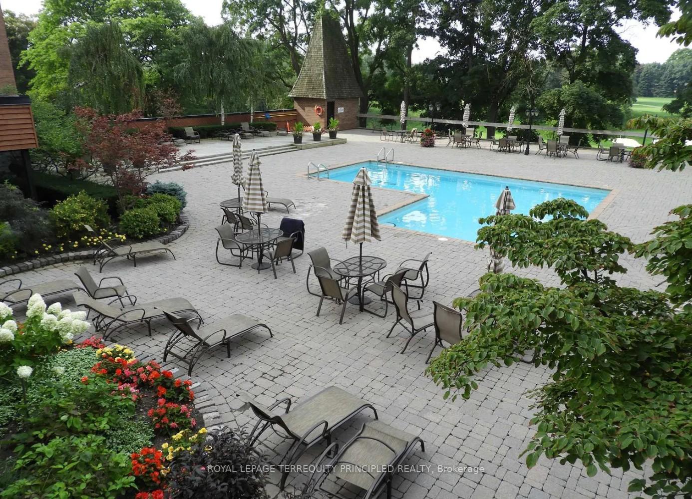 3 Bedrooms Condo at 1400 Dixie, Mississauga For sale