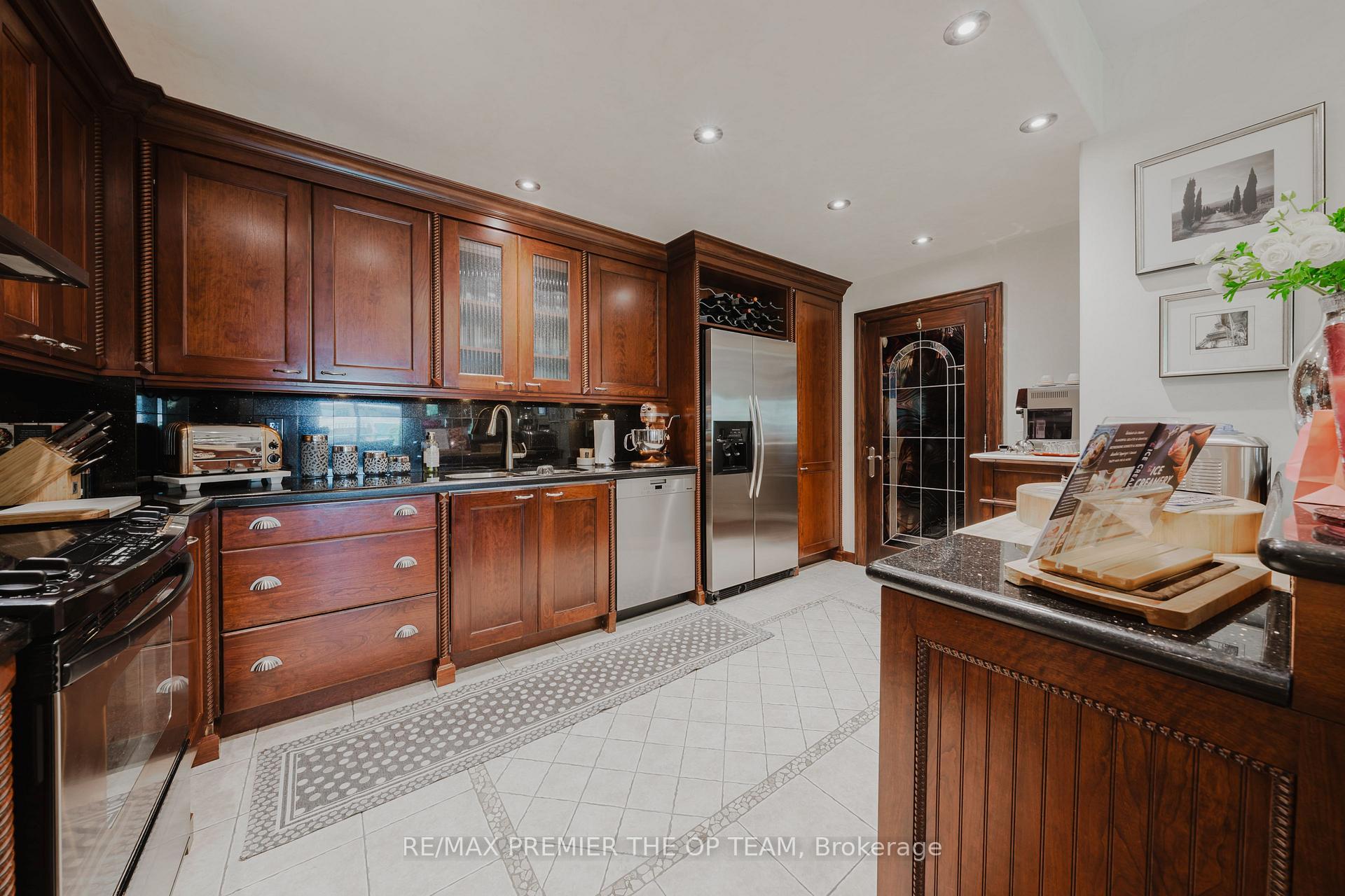 2 Bedrooms Condo at 121 Woodbridge, Vaughan For sale