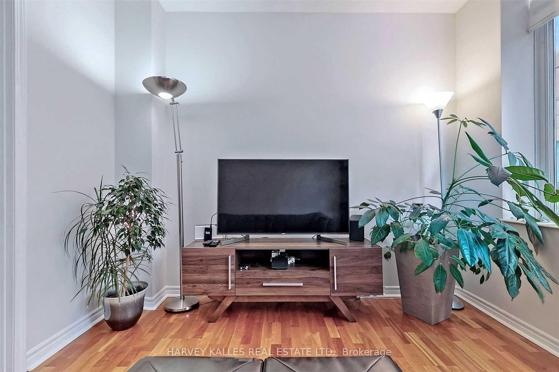 980 Yonge Street 214