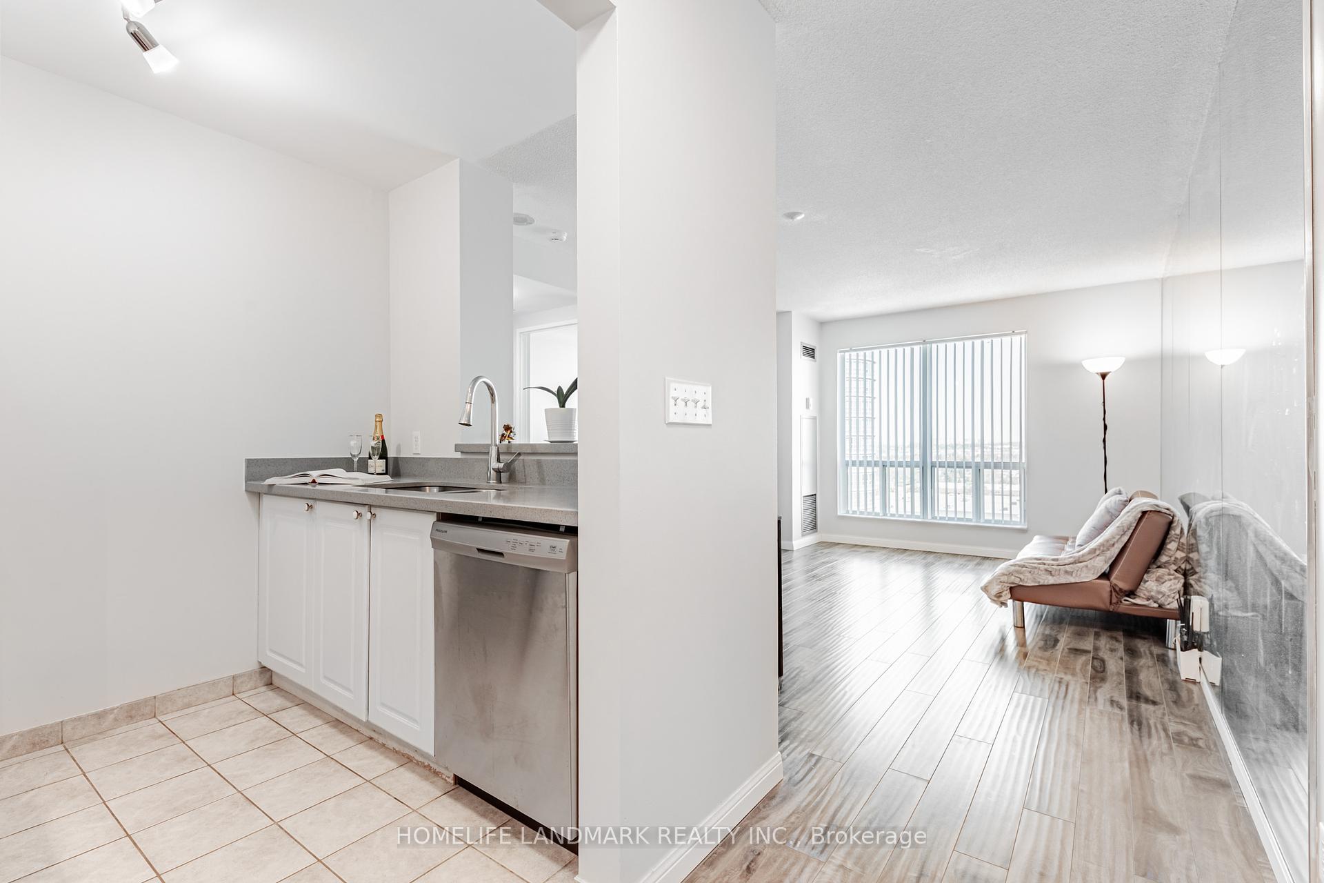 2 Bedrooms Condo at 1 Lee Centre, Toronto For sale