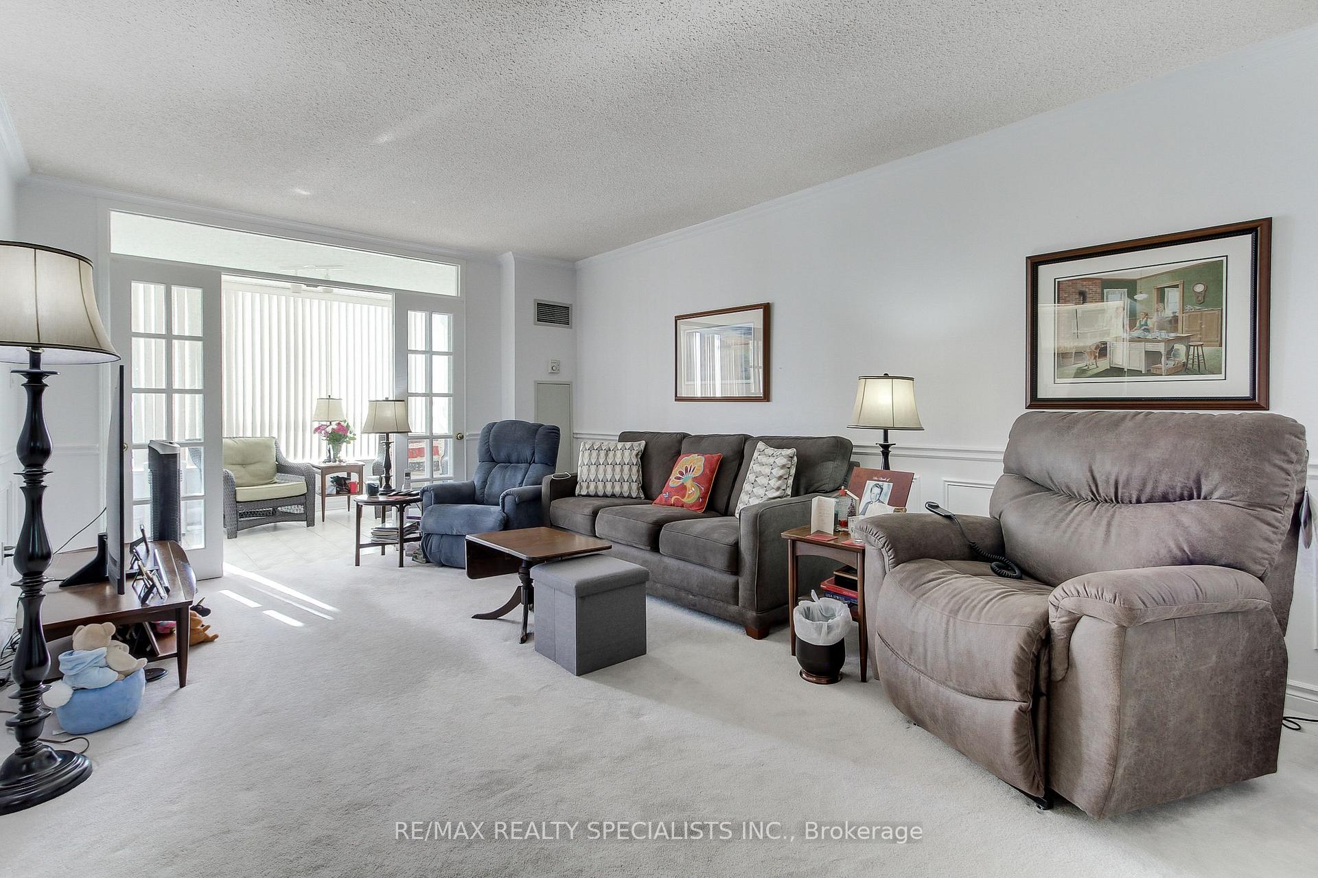 3 Bedrooms Condo at 168 Bonis, Toronto For sale