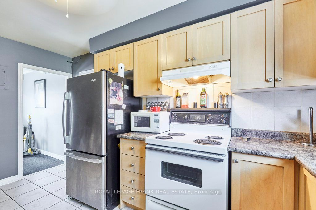 706 Dunlop Street W