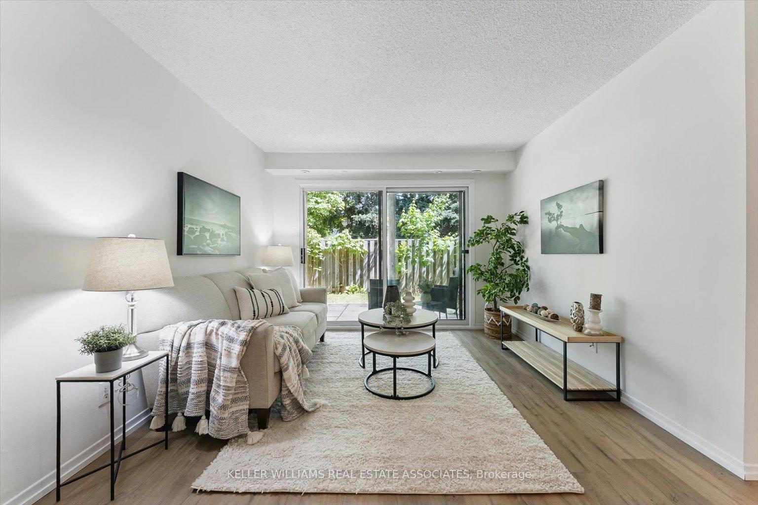 3 Bedrooms Condo at 2701 Aquitaine, Mississauga For sale
