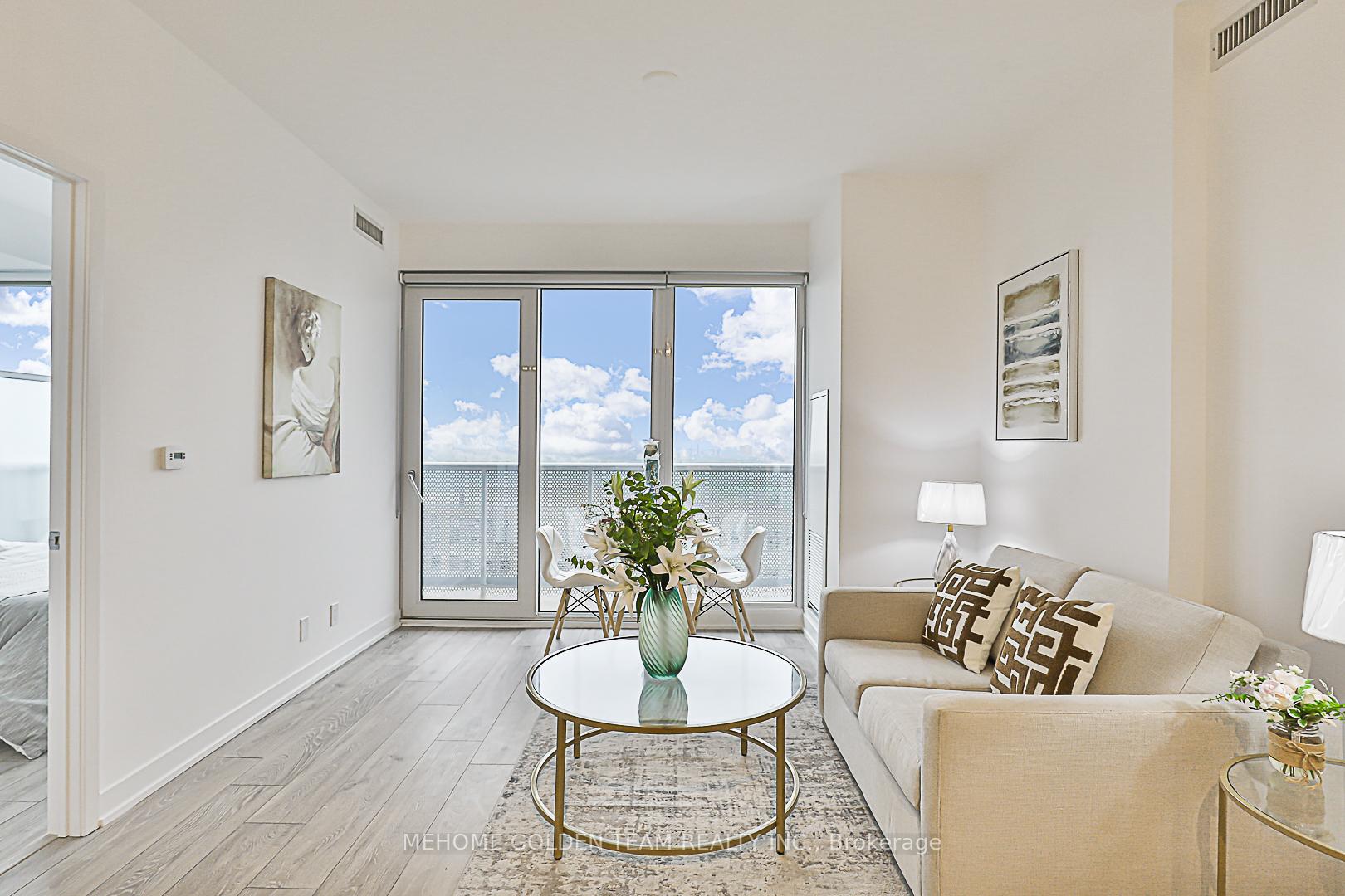 3 Bedrooms Condo at 15 Holmes, Toronto For sale