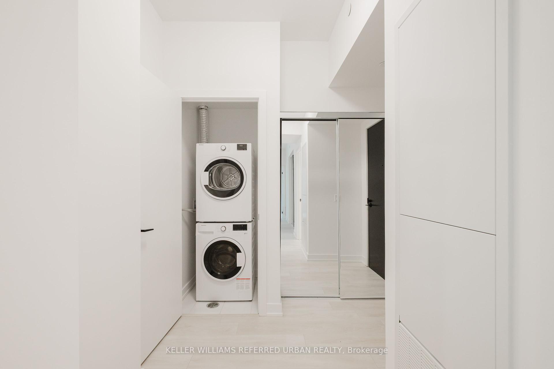 3 Bedrooms Condo at 127 Broadway, Toronto For sale