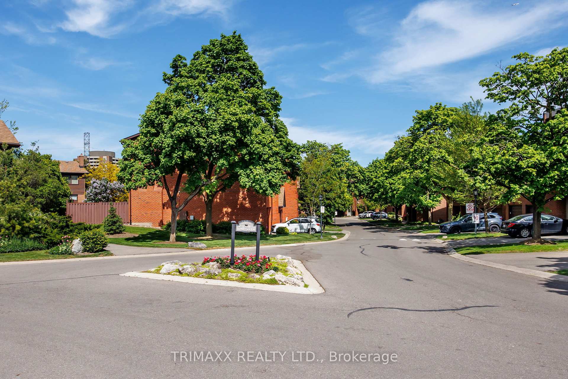 4 Bedrooms Condo at 4165 Fieldgate, Mississauga For sale