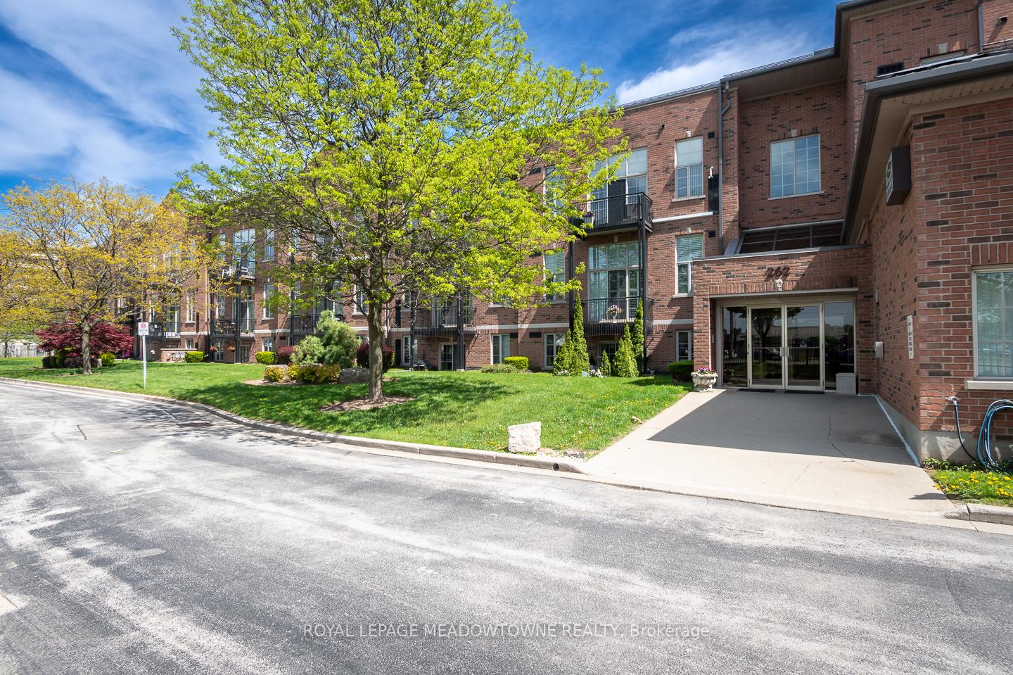 2 Bedrooms Condo at 262 Dundas, Hamilton For sale