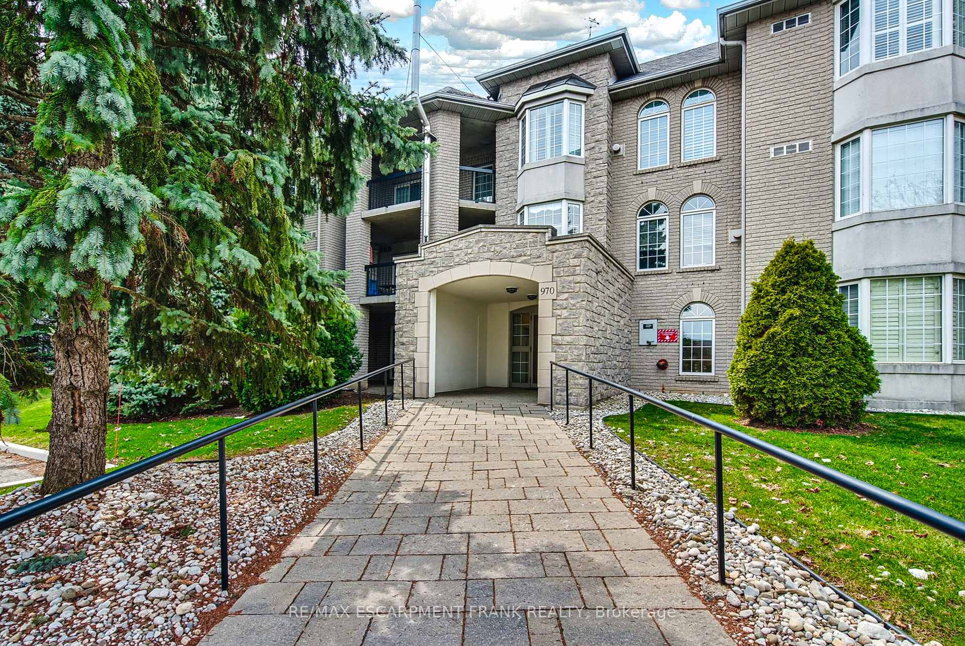2 Bedrooms Condo at 970 Golf Links,  Hamilton For sale