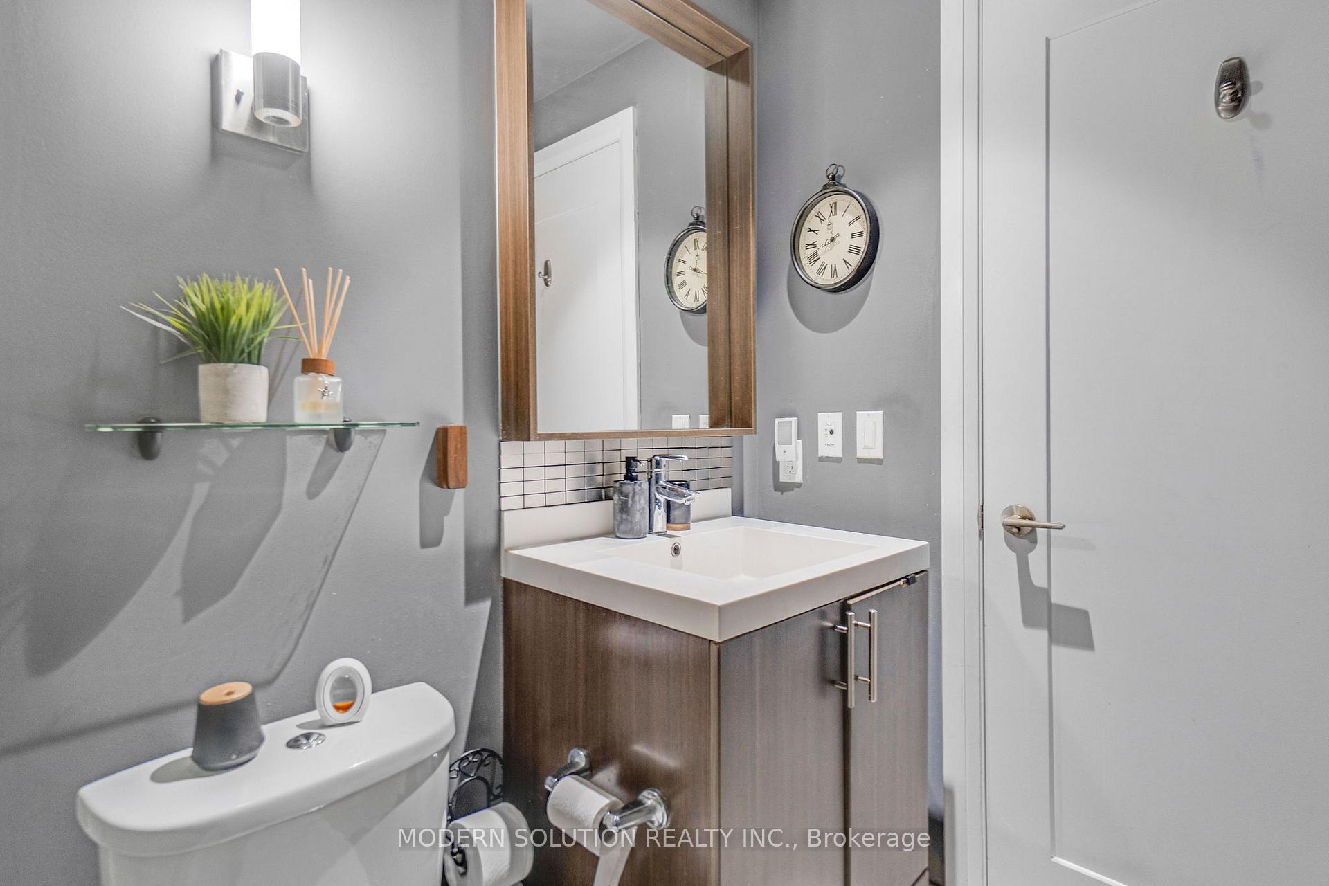 2 Bedrooms Condo at 18 Graydon Hall, Toronto For sale