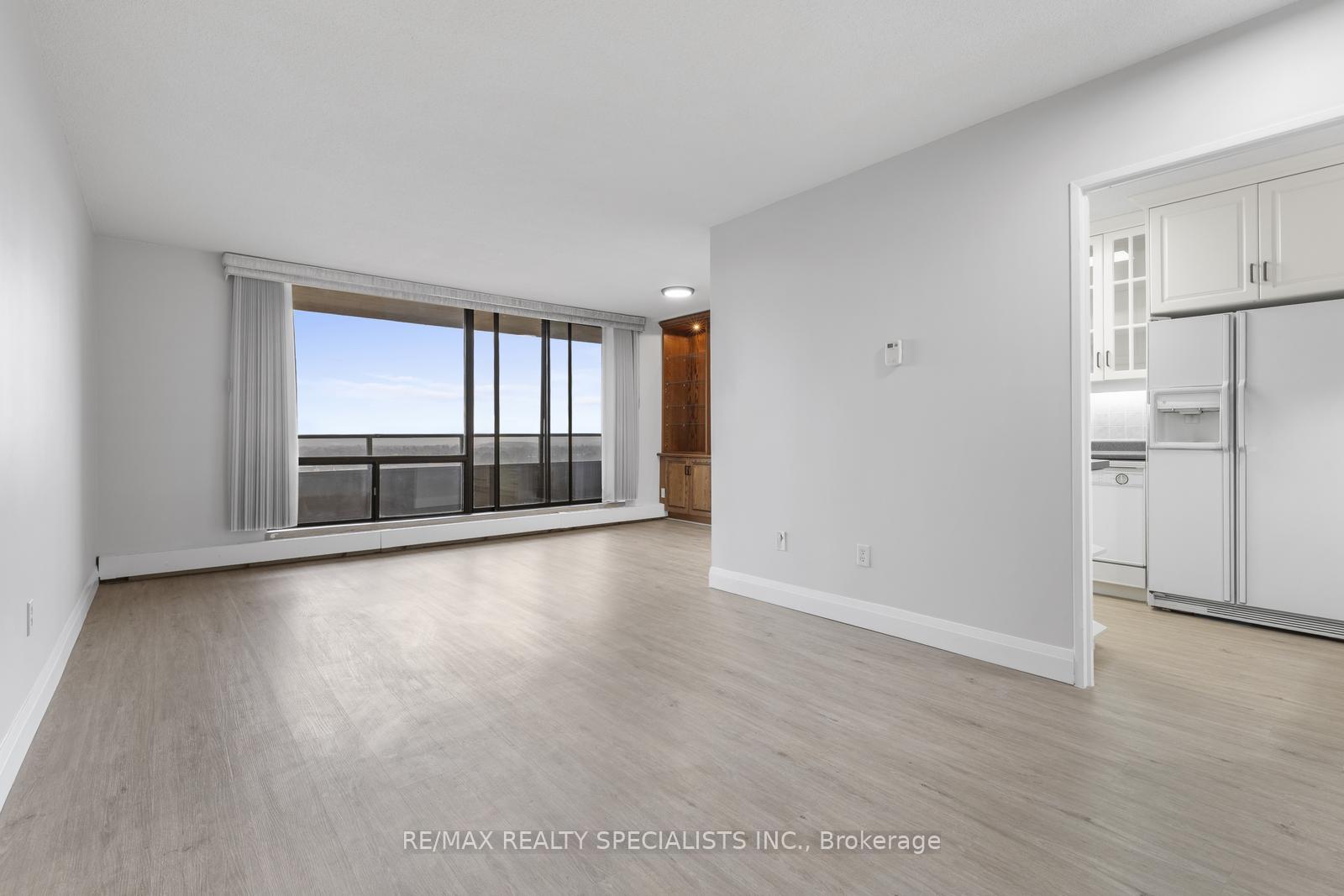 2 Bedrooms Condo at 2929 Aquitaine, Mississauga For sale
