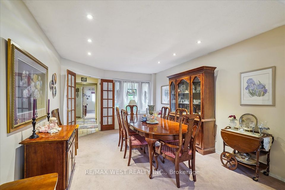 15 Versailles Court, Richmond Hill, ON L4C 8V5