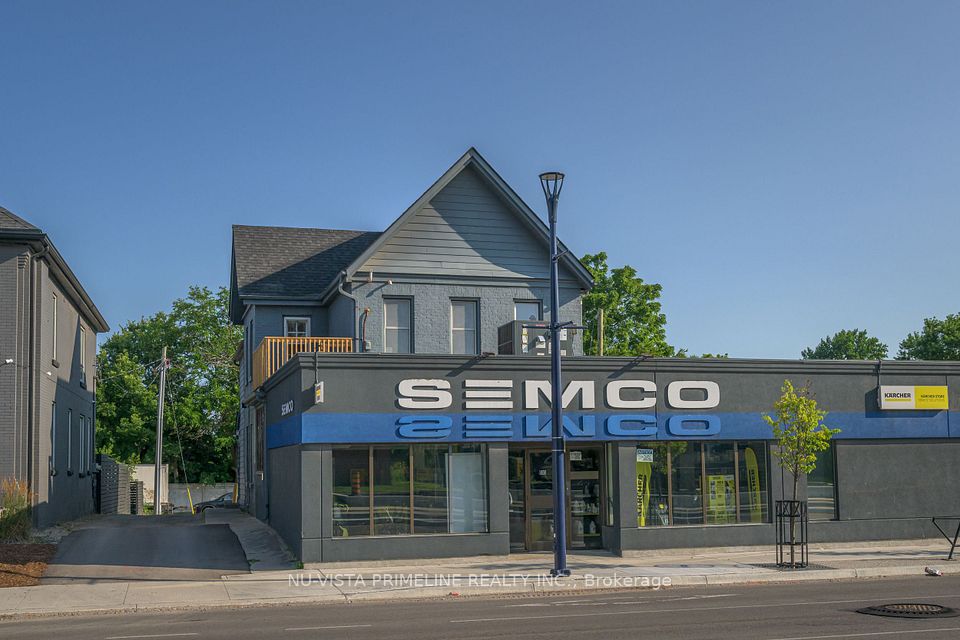 900 Dundas