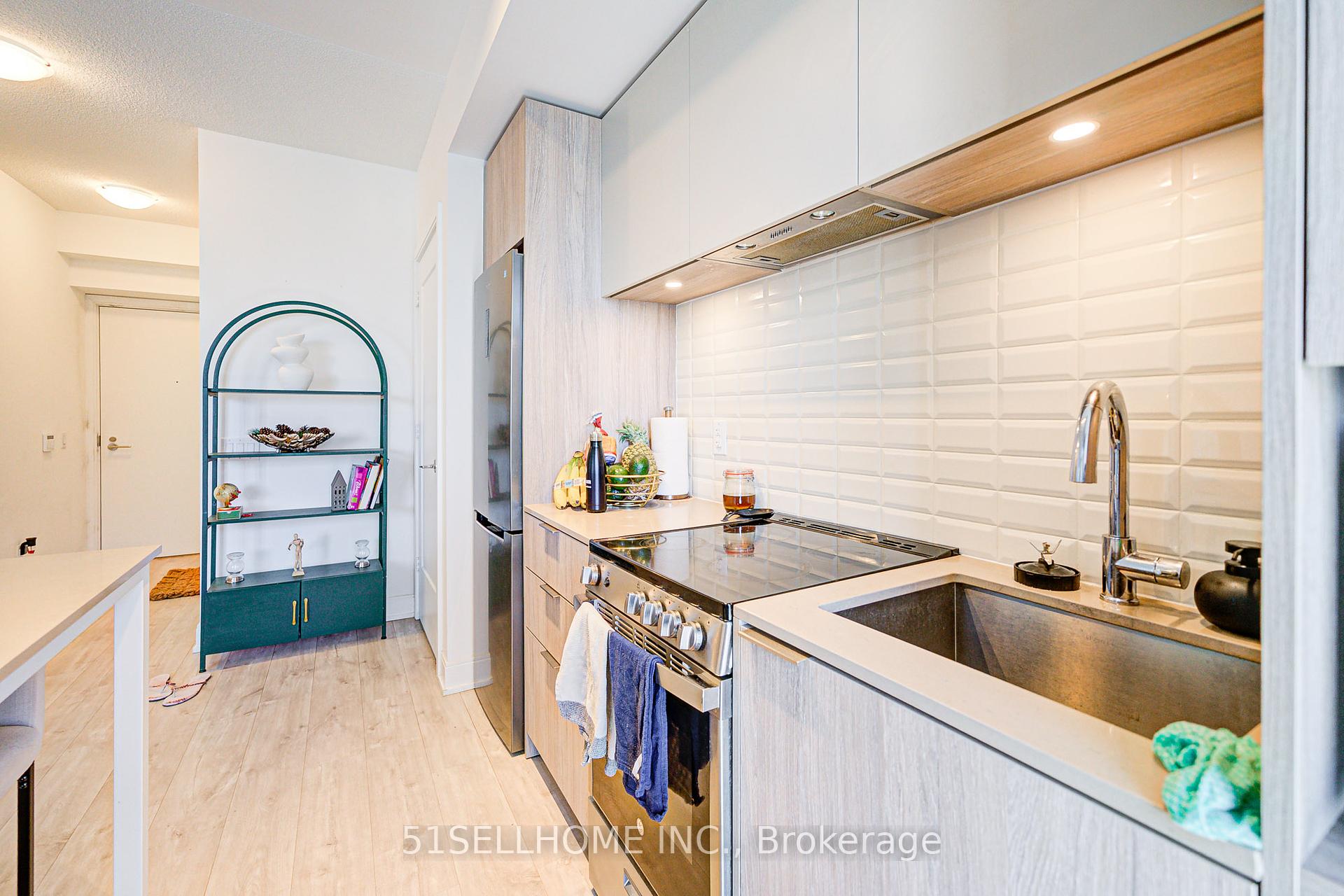 2 Bedrooms Condo at 70 Annie Craig, Toronto For sale